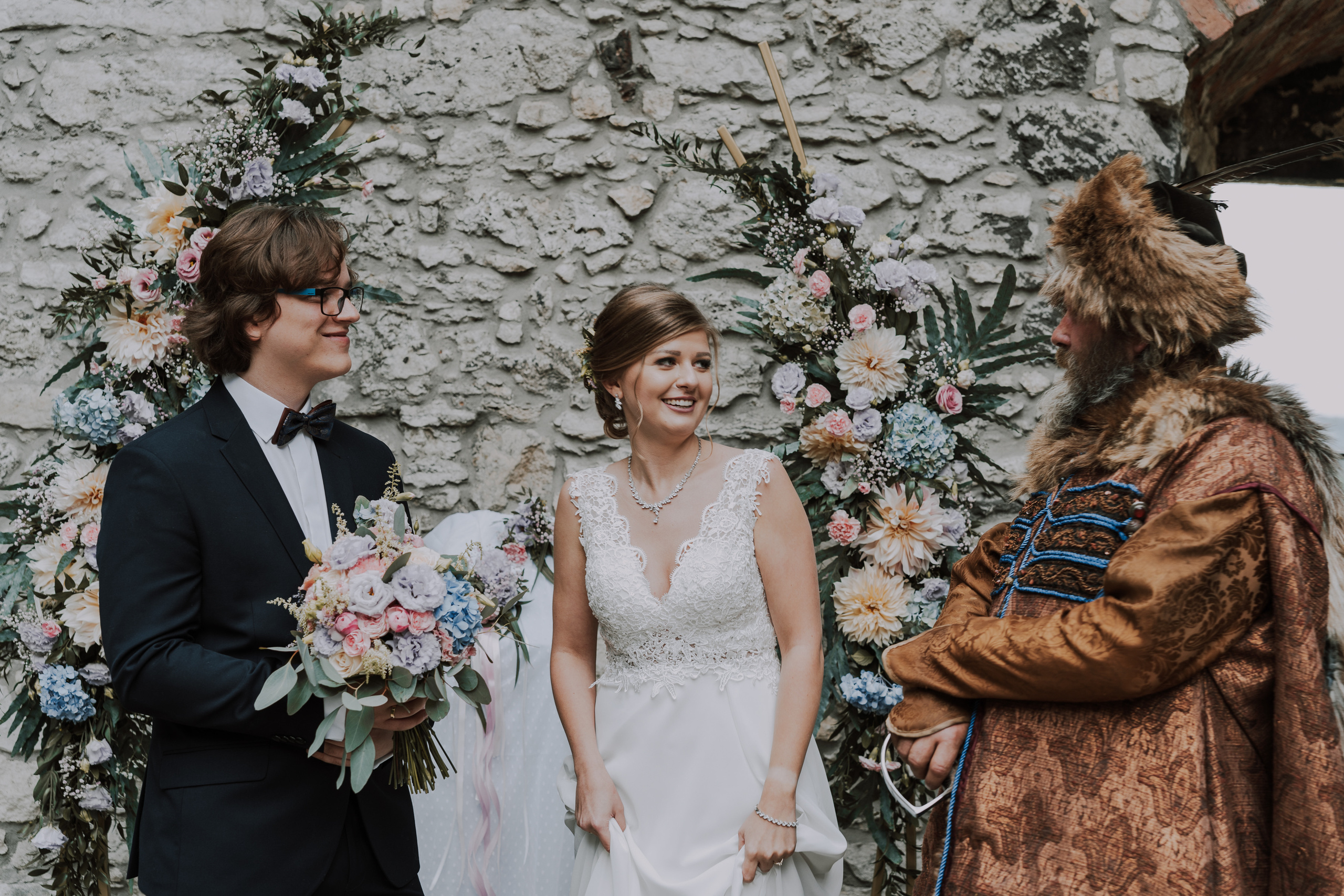 Ślub plenerowy na zamkuw Ogrodzieńcu: Katarzyna&Piotr. Karkowskafoto - fotografia miłości