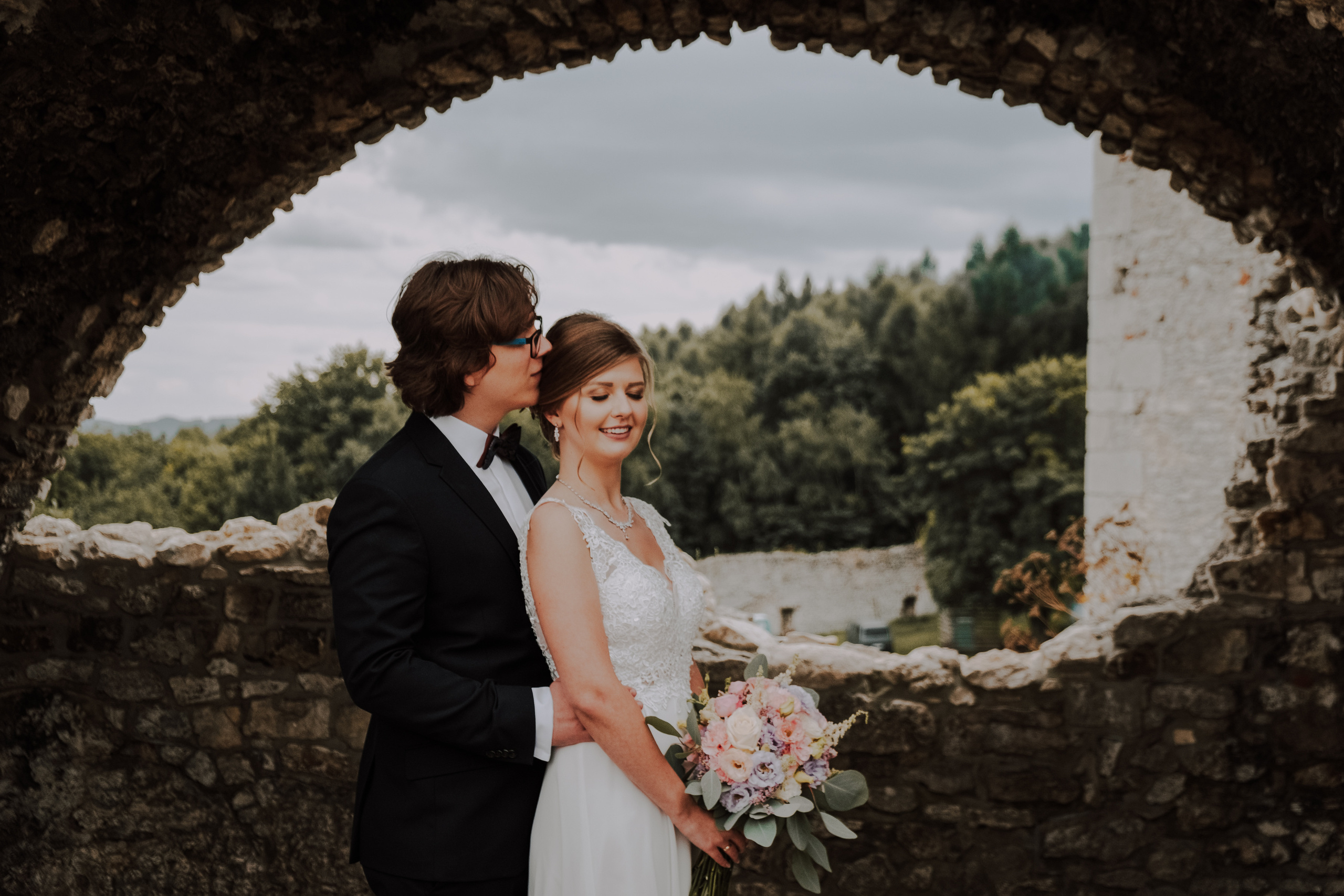 Ślub plenerowy na zamkuw Ogrodzieńcu: Katarzyna&Piotr. Karkowskafoto - fotografia miłości