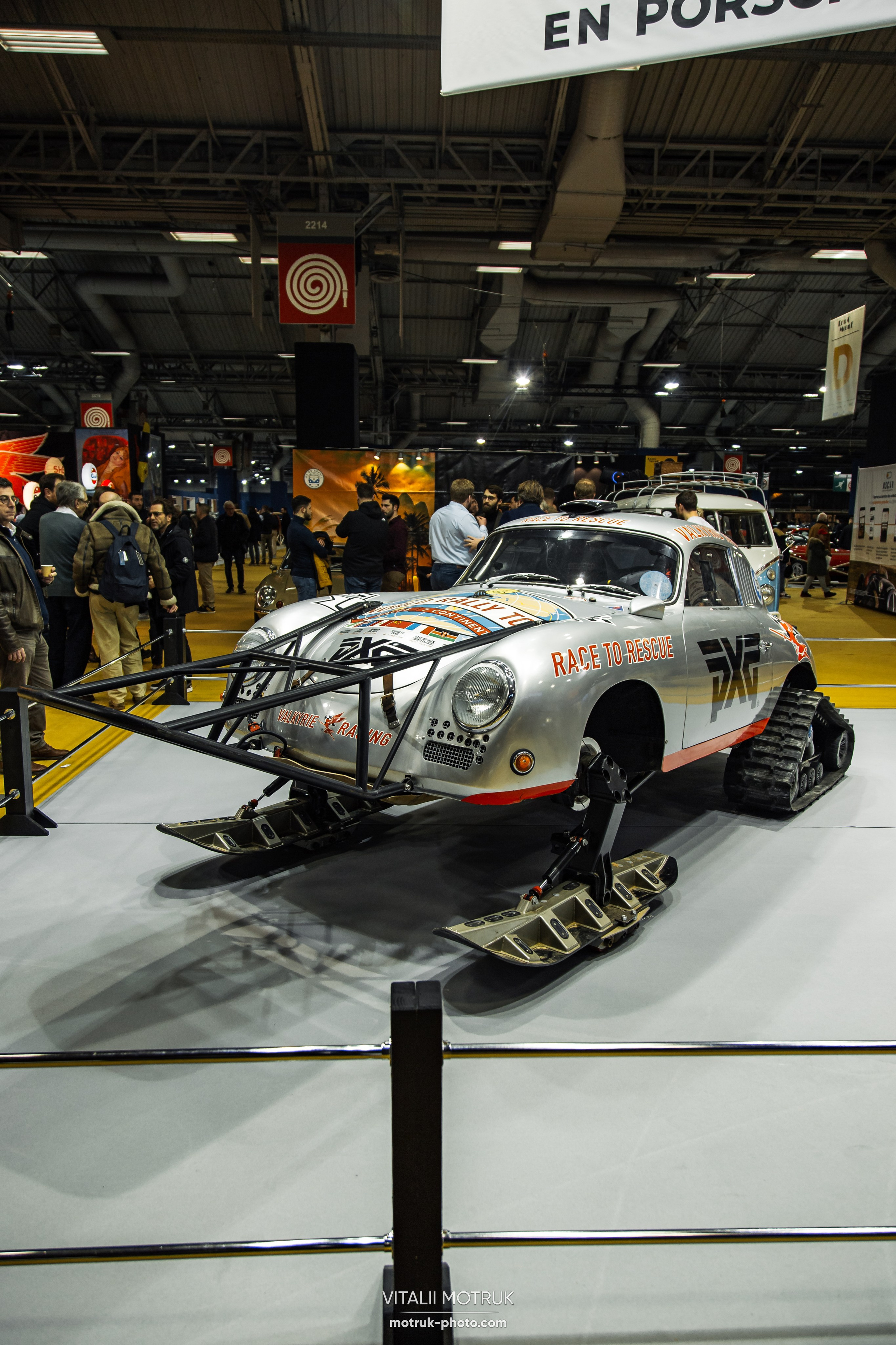 Retromobile 2023. Photographe de voitures à Paris — Vitalii Motruk