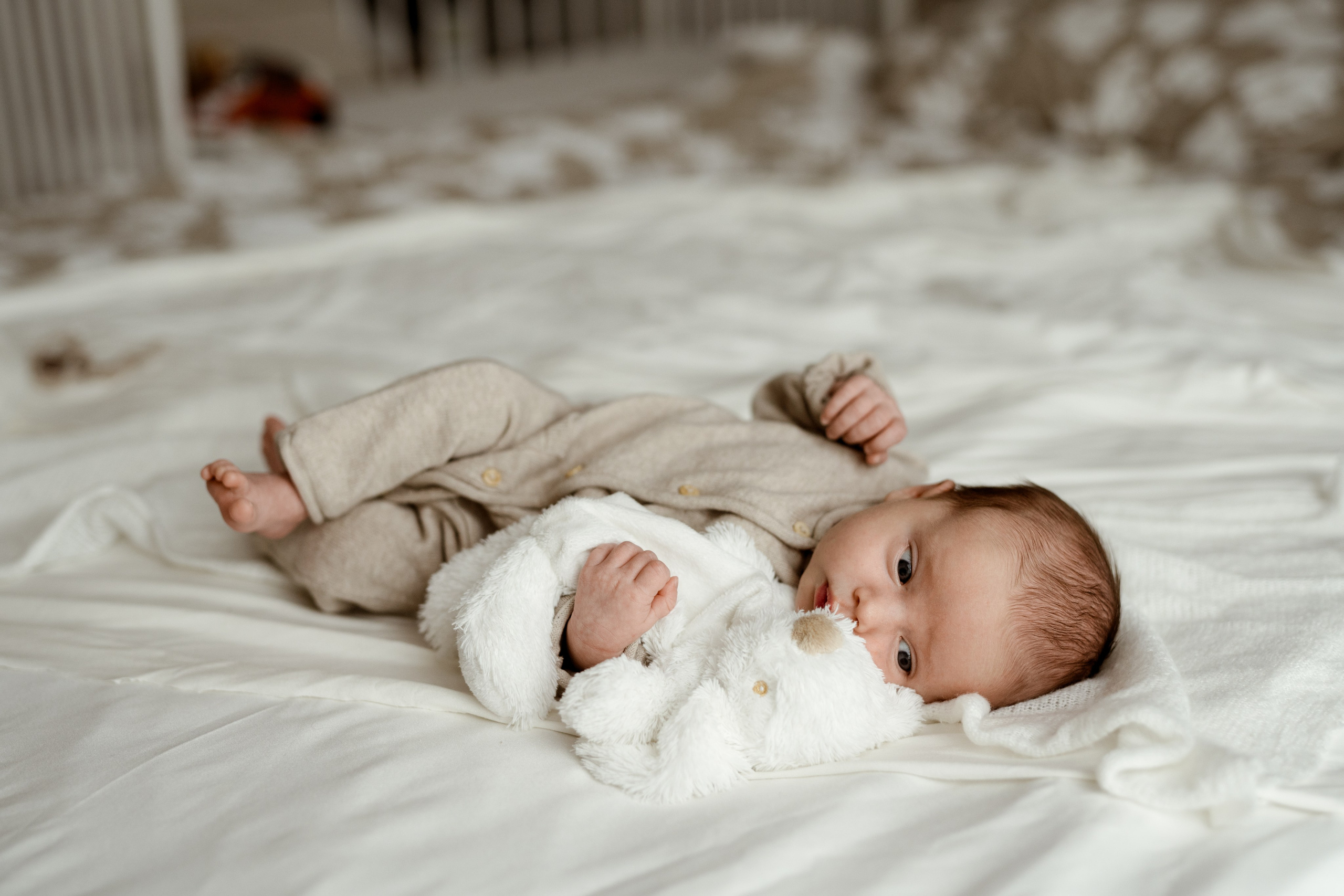 Noworodek śpiący w łóżku – sesja noworodkowa w Łodzi