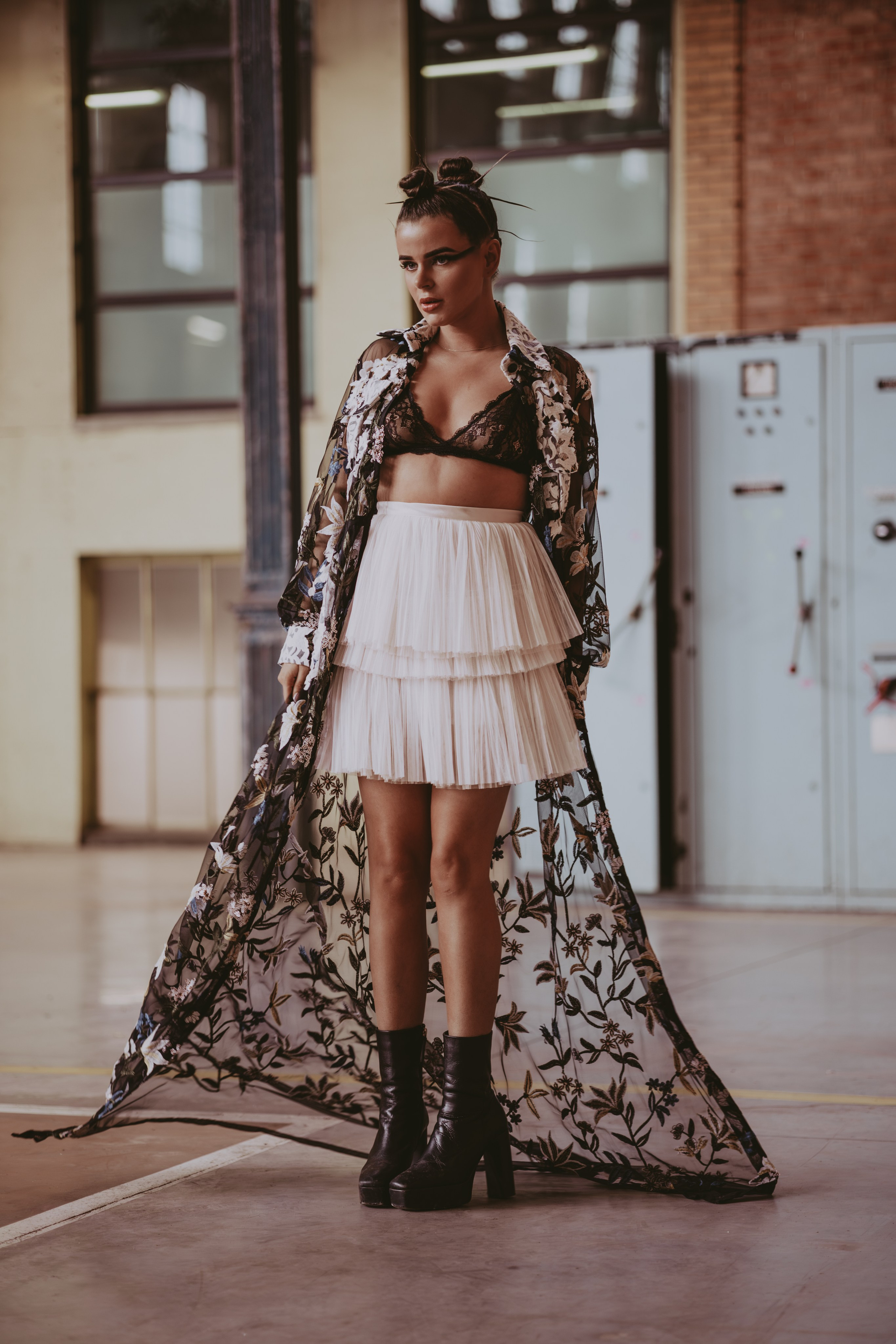 Romantische trouwreportage met modellenkoppel in industriële trouwsetting - Kapture Fotografie