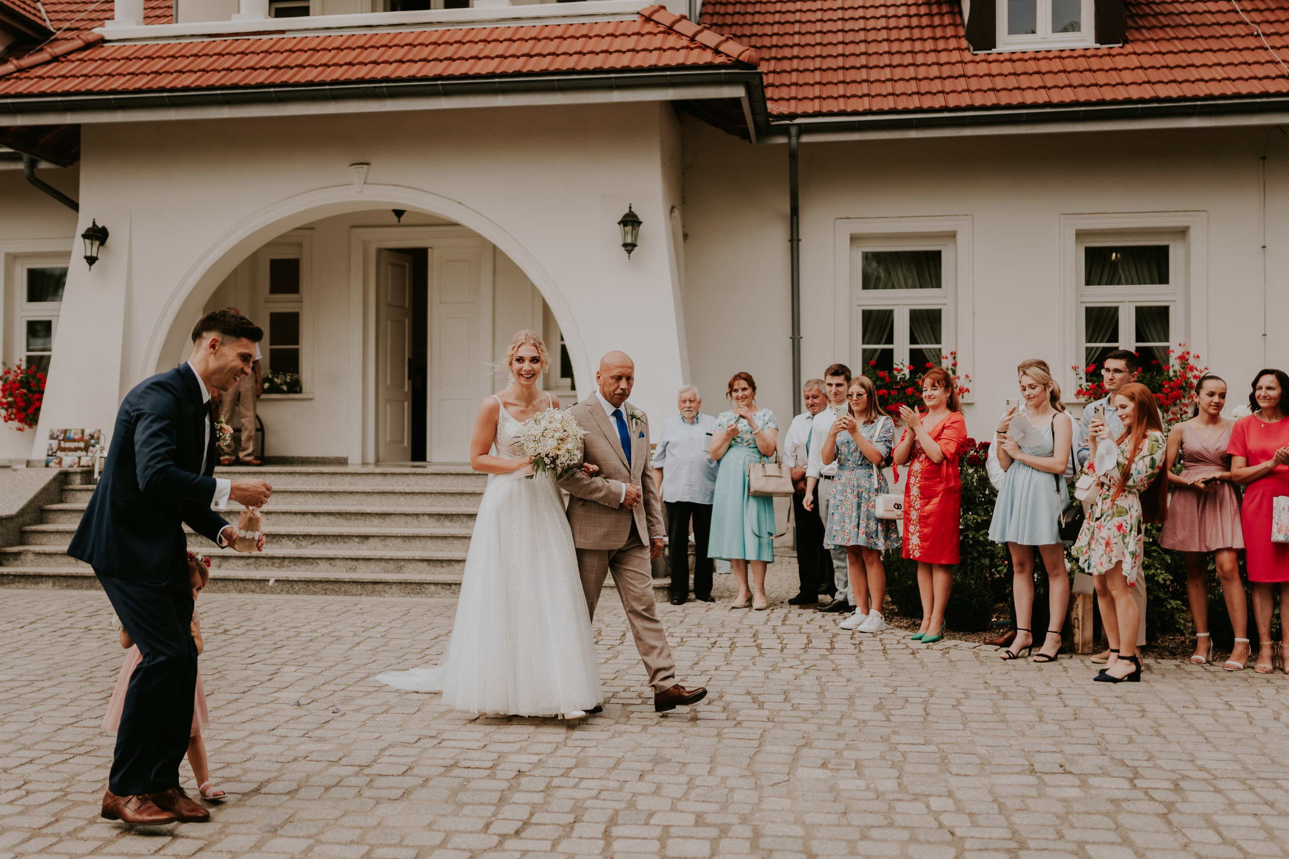 Dwór Wierzbno: plenerowy ślub pod wierzbą. Karkowskafoto - fotografia miłości