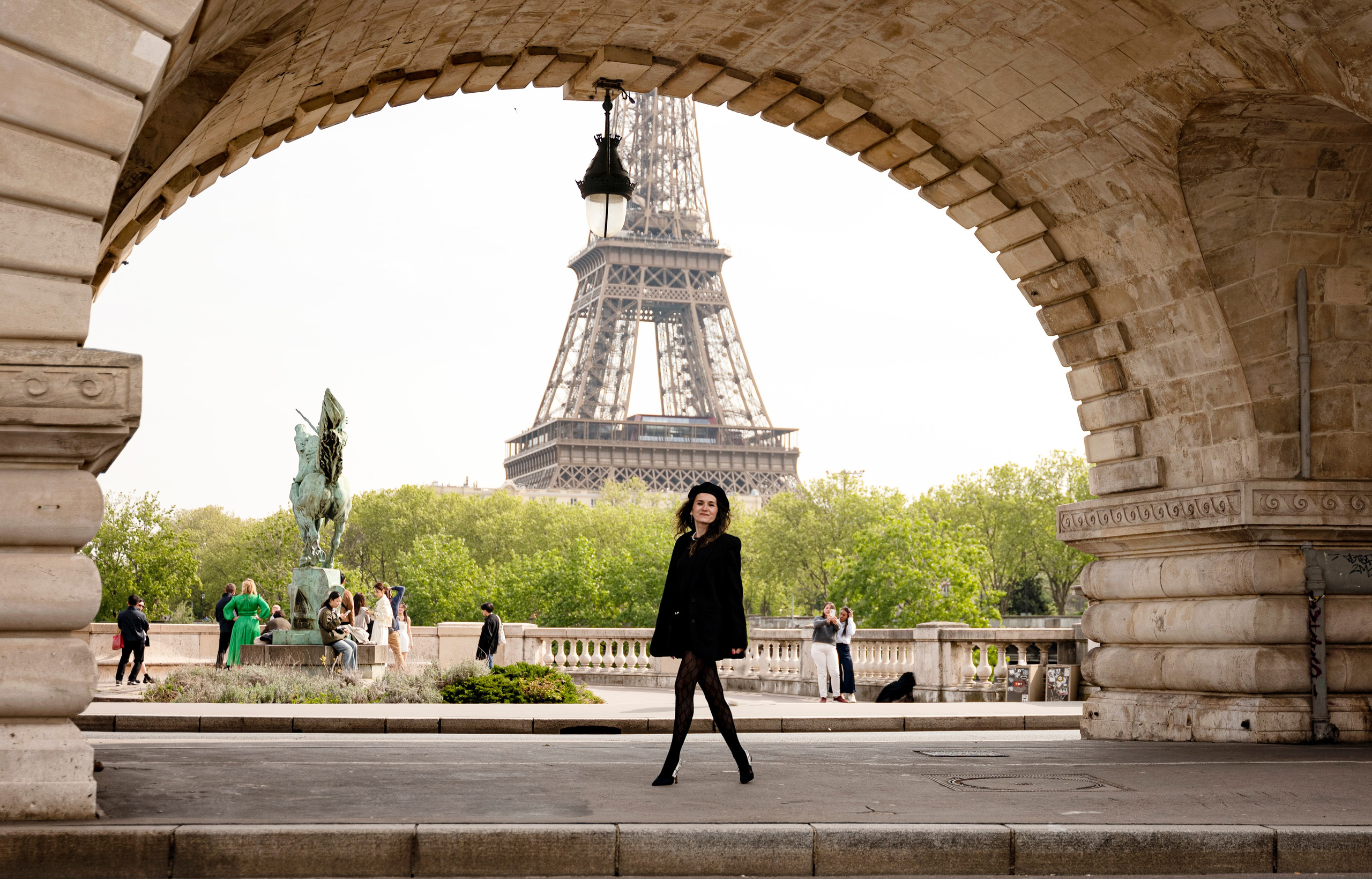Street photoshoot in Paris. Alina Tagzieva- a photograper in Paris