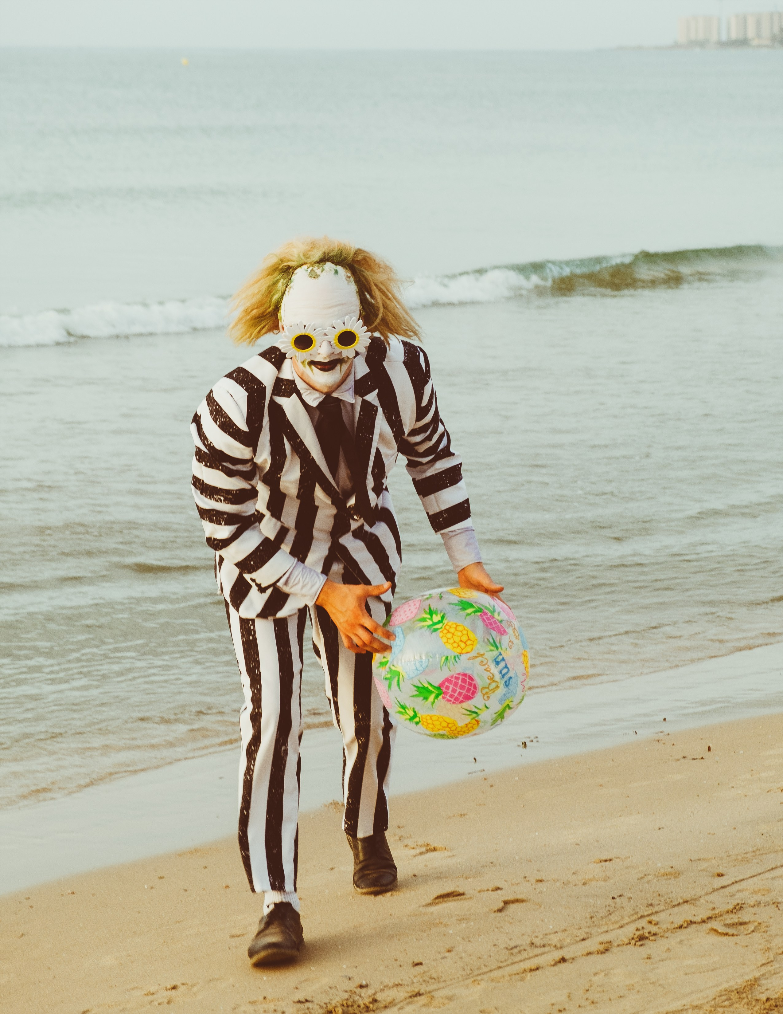 Beetlejuice на море: Экспериментальная фотосессия с цирковыми артистами — Фотограф Андрей Луковников