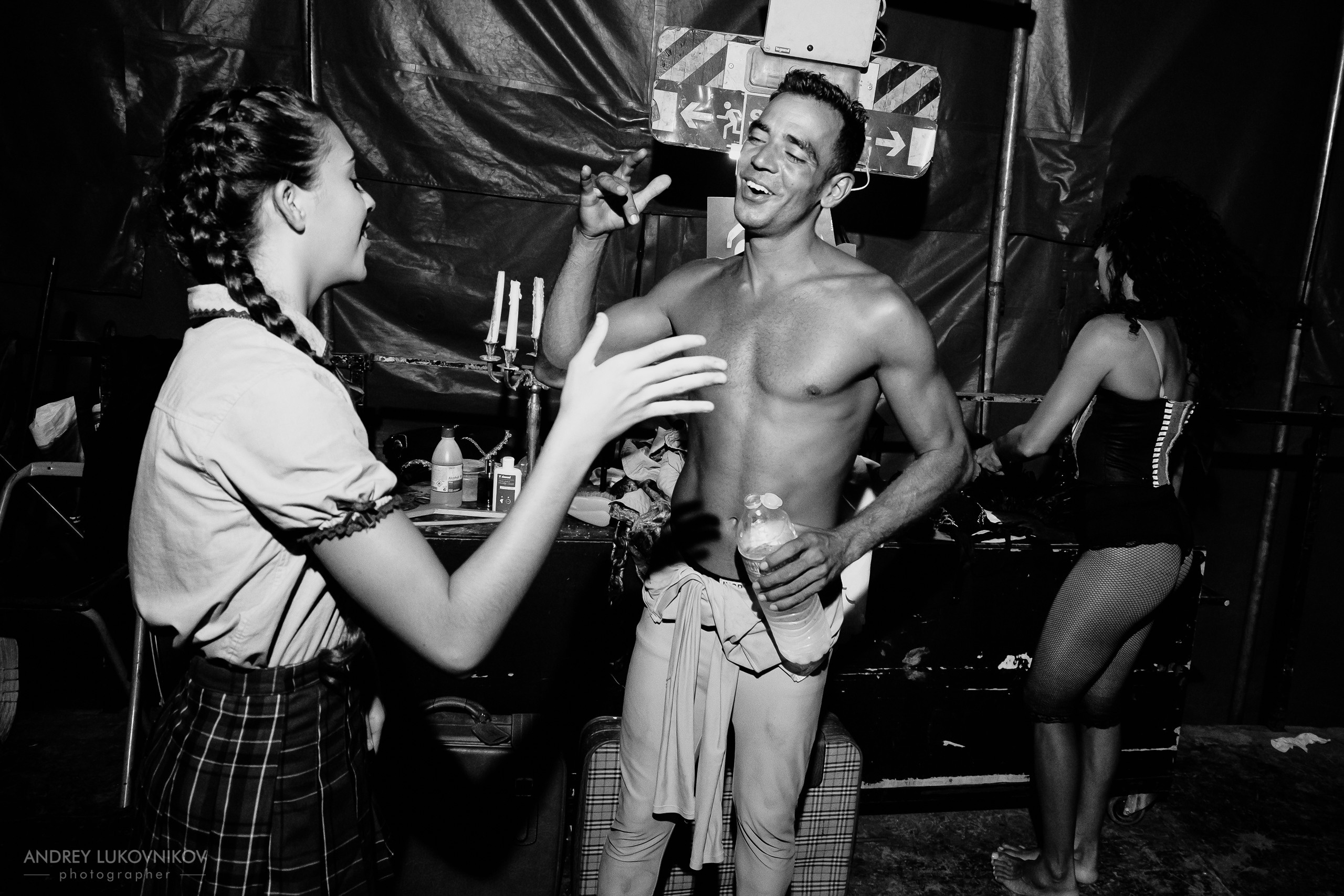 Sesión de fotos entre bastidores en El Circo Encantado: la vida de los artistas tras bambalinas