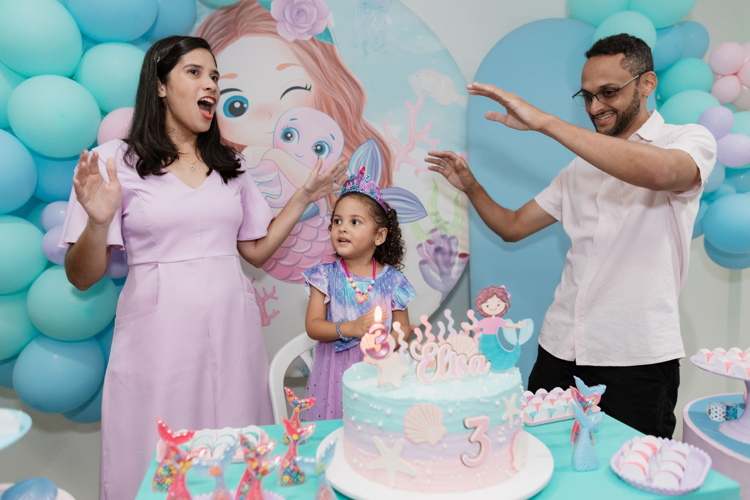 Crianças participando do parabéns