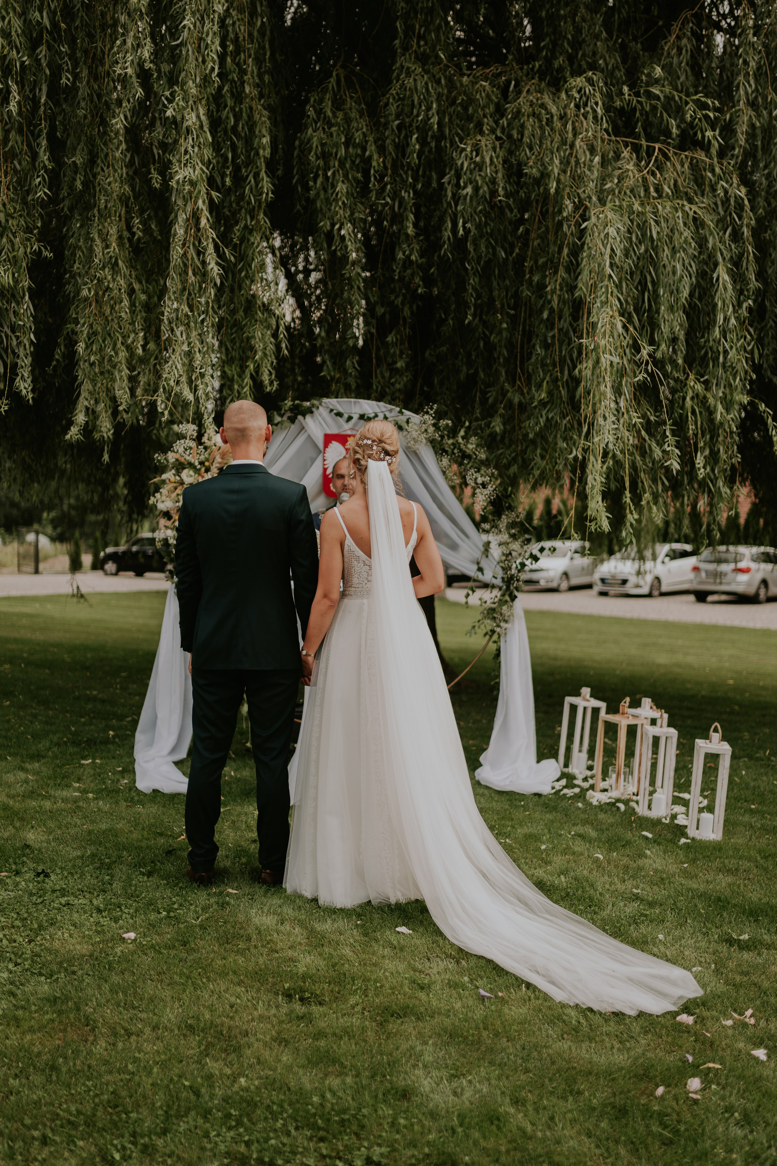 Dwór Wierzbno: plenerowy ślub pod wierzbą. Karkowskafoto - fotografia miłości