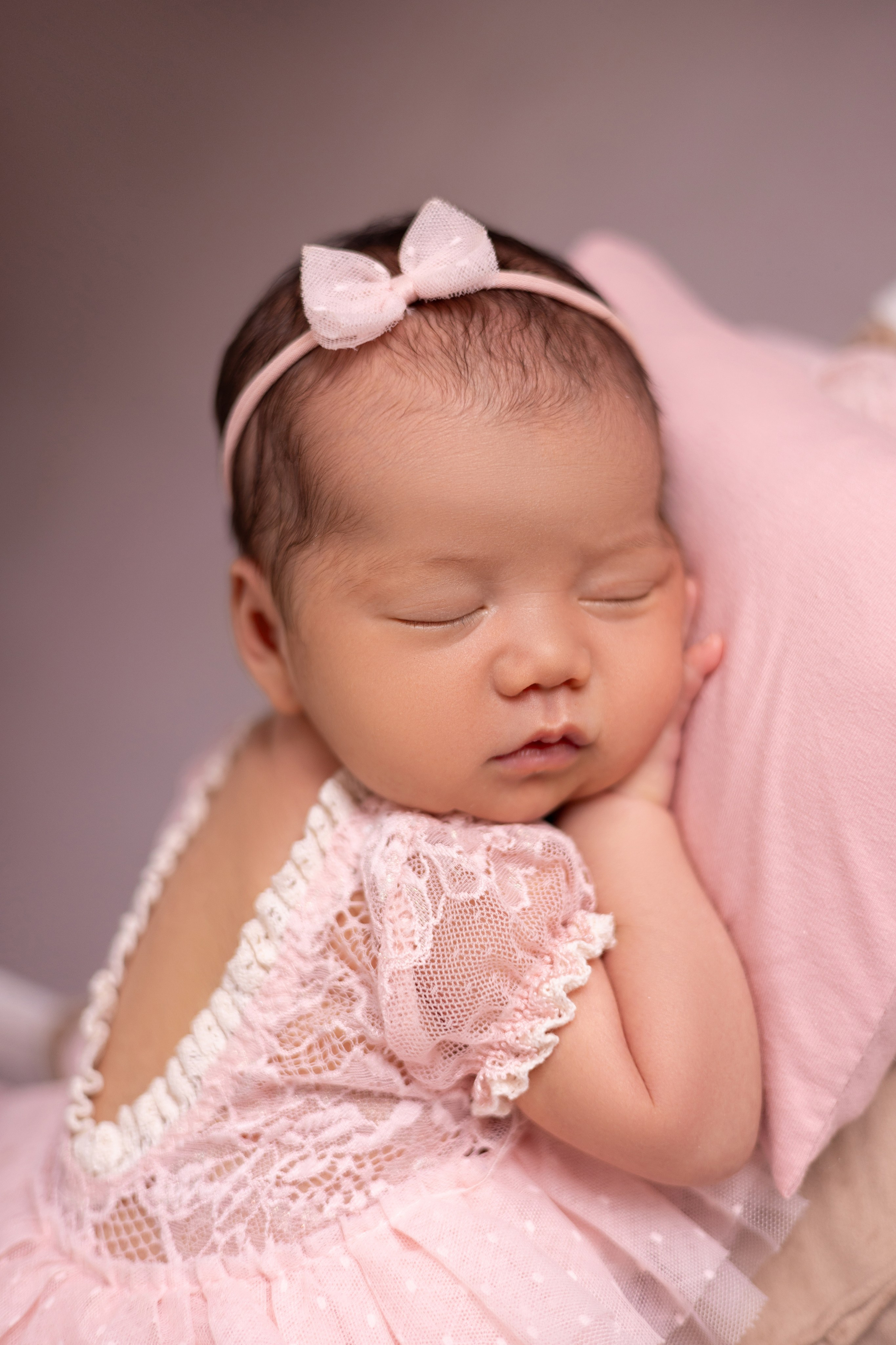 Babyfotograf Hagen, natürliches Neugeborenenfoto, lachendes Baby, Newbornfotografie Schwerte, Babyfotoshooting Lüdenscheid