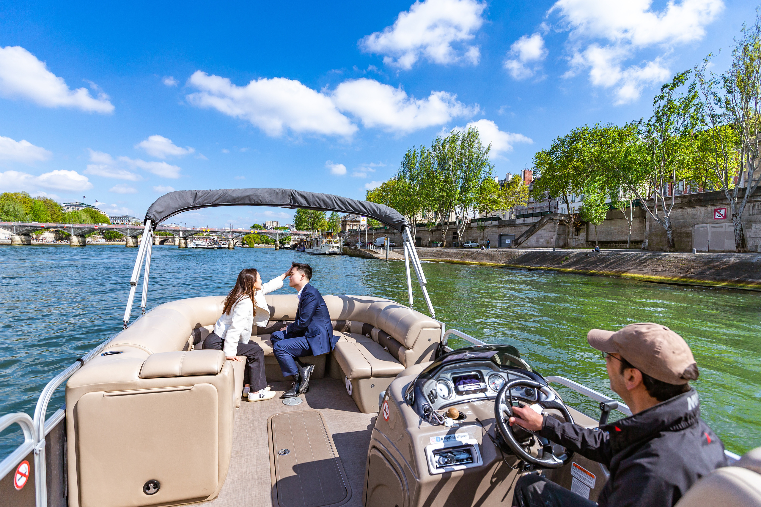 A Surprise Proposal on a Seine River Boat. Photographe à Paris