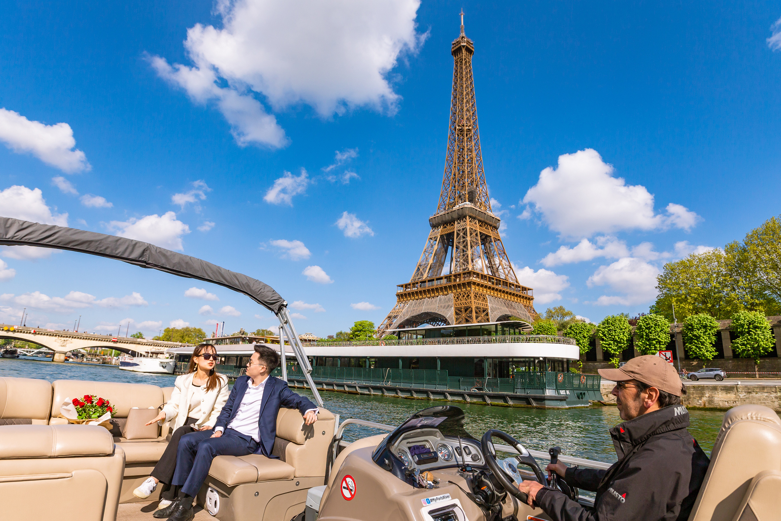 A Surprise Proposal on a Seine River Boat. Photographe à Paris