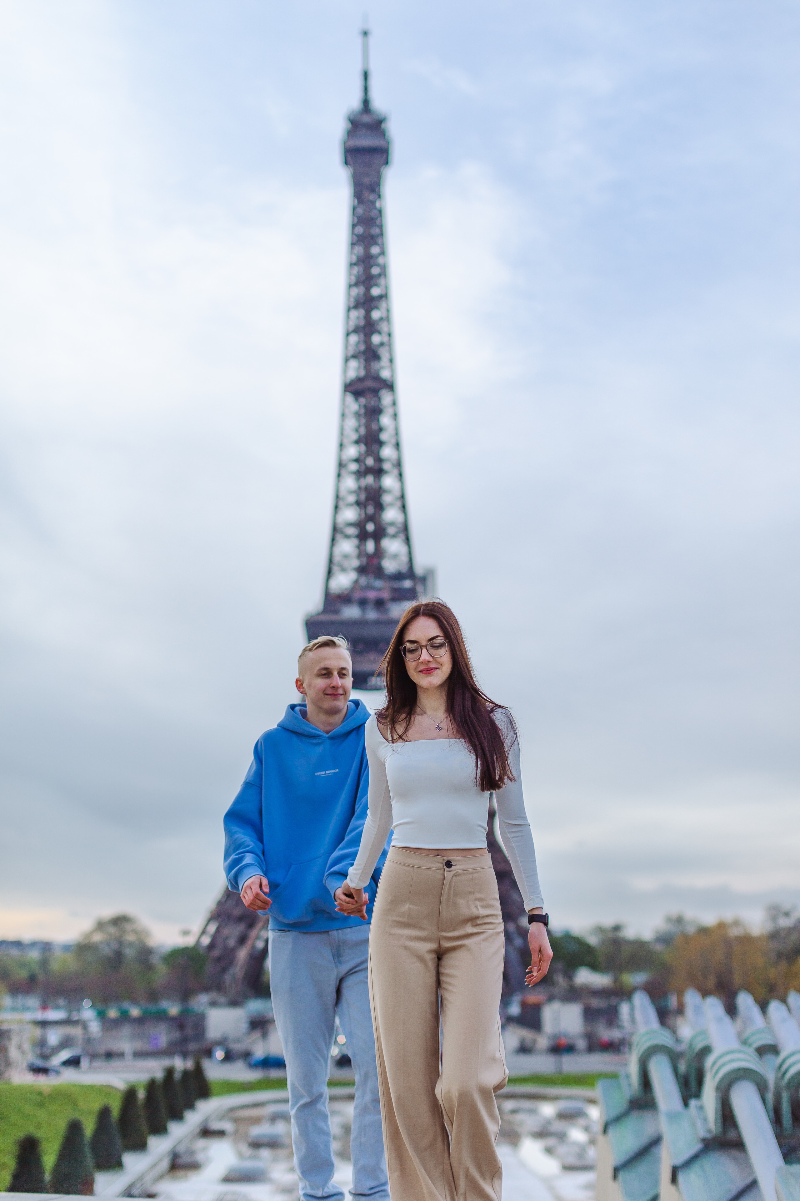 Love Story Photoshoot Amidst Blooming Sakura. Photographe à Paris
