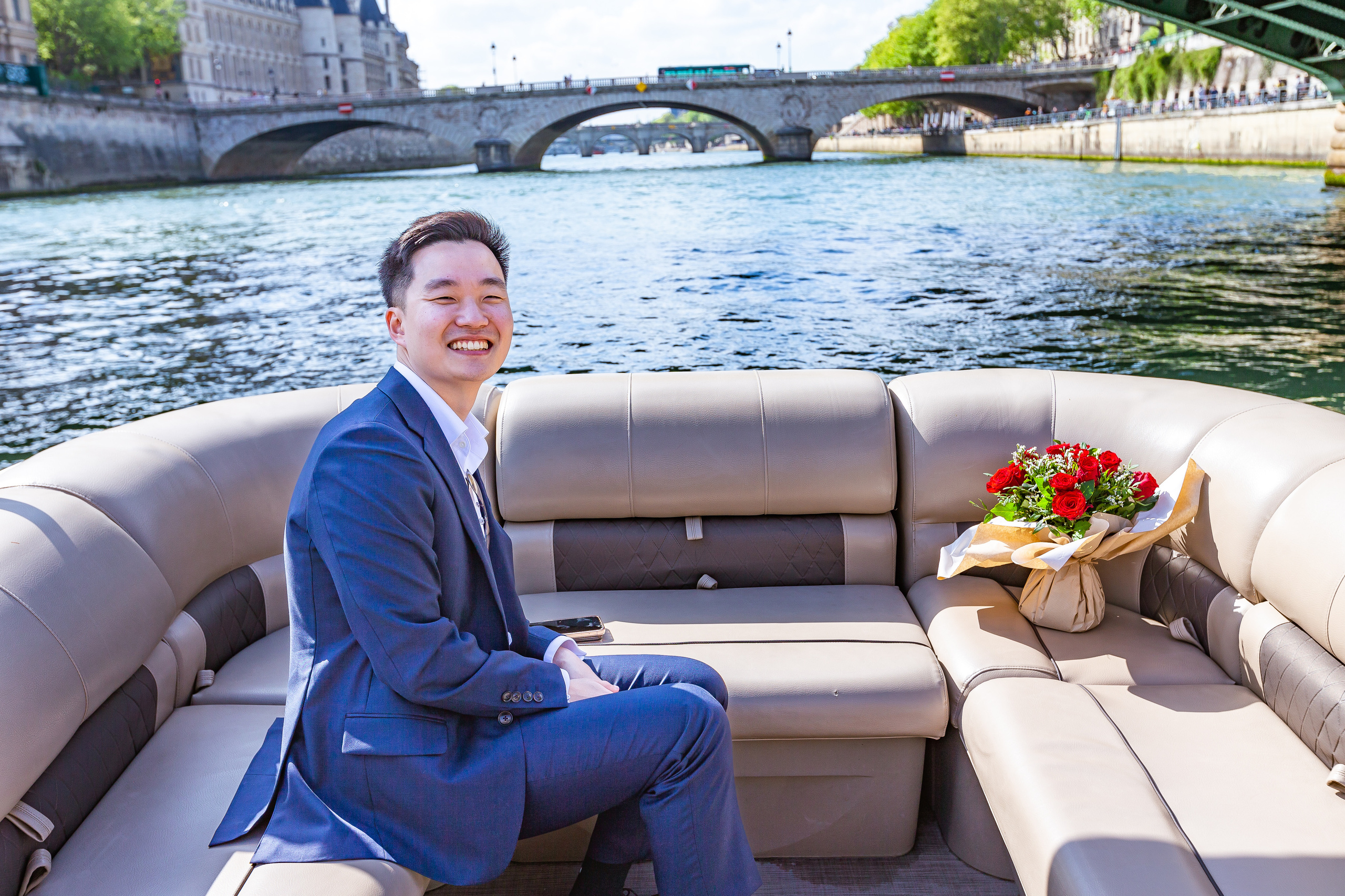A Surprise Proposal on a Seine River Boat. Photographe à Paris