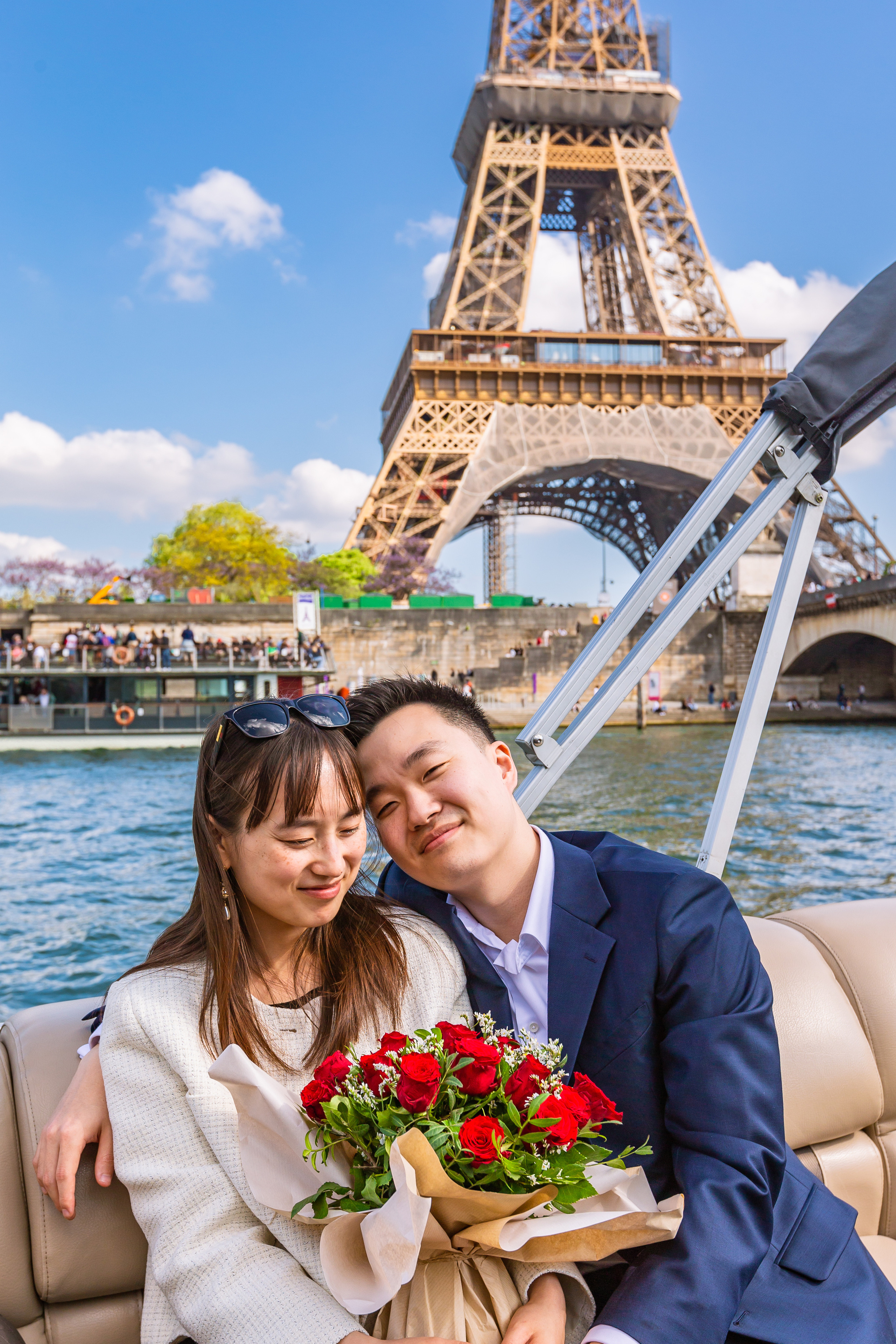 A Surprise Proposal on a Seine River Boat. Photographe à Paris