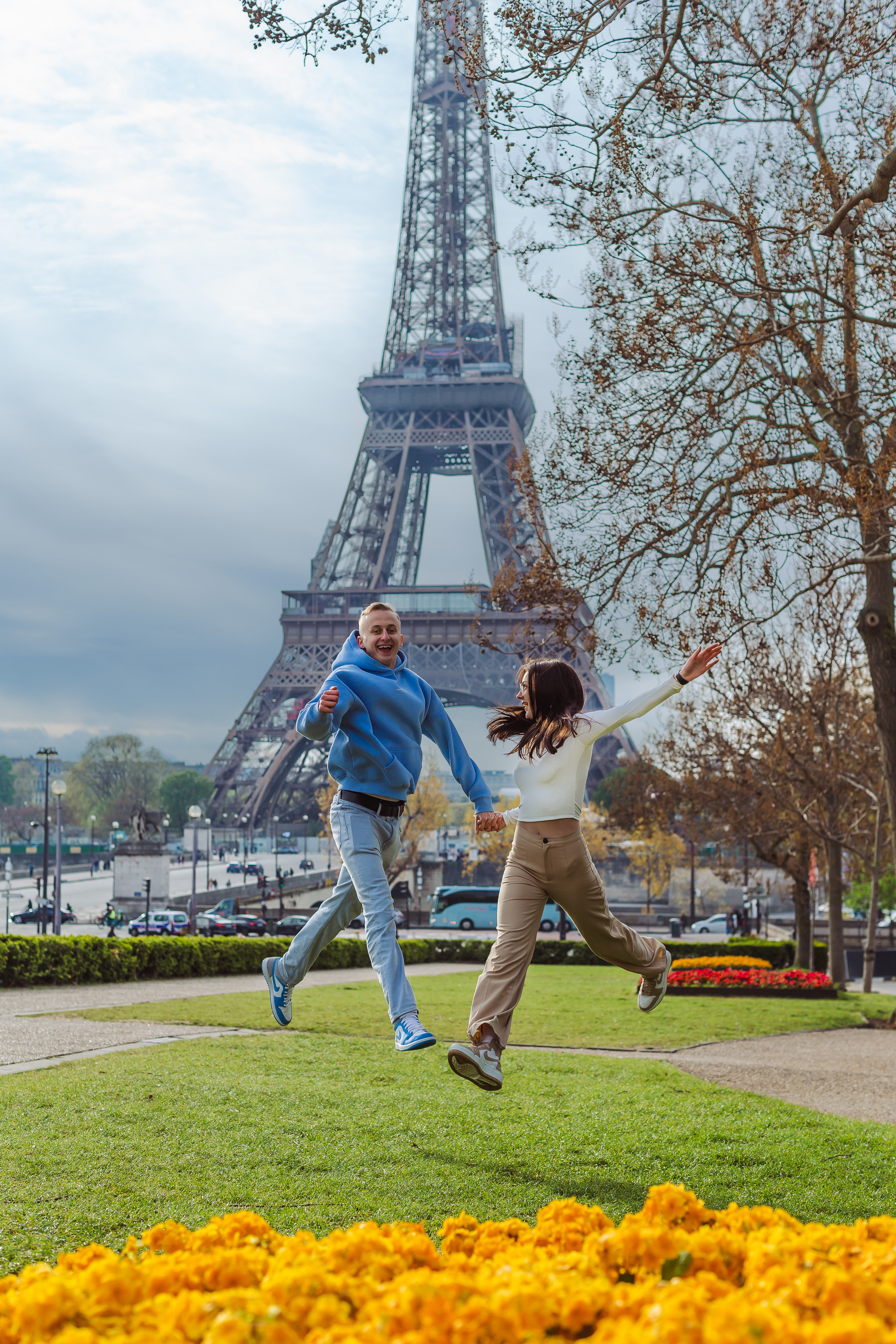 Love Story Photoshoot Amidst Blooming Sakura. Photographe à Paris