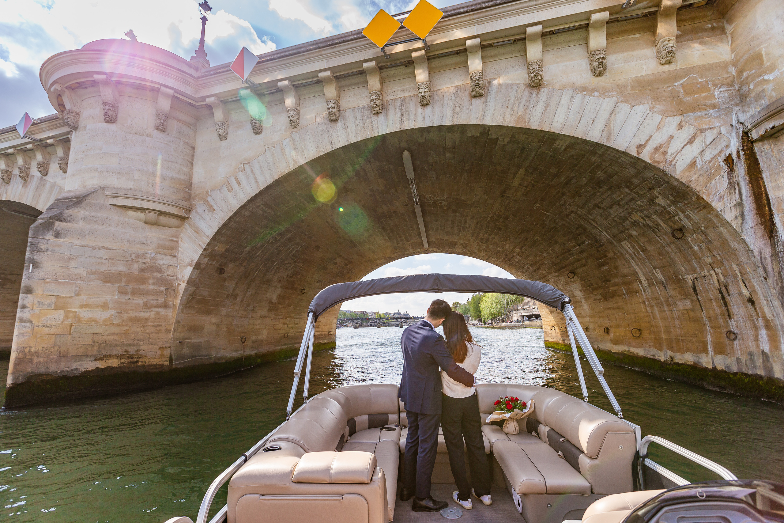 A Surprise Proposal on a Seine River Boat. Photographe à Paris