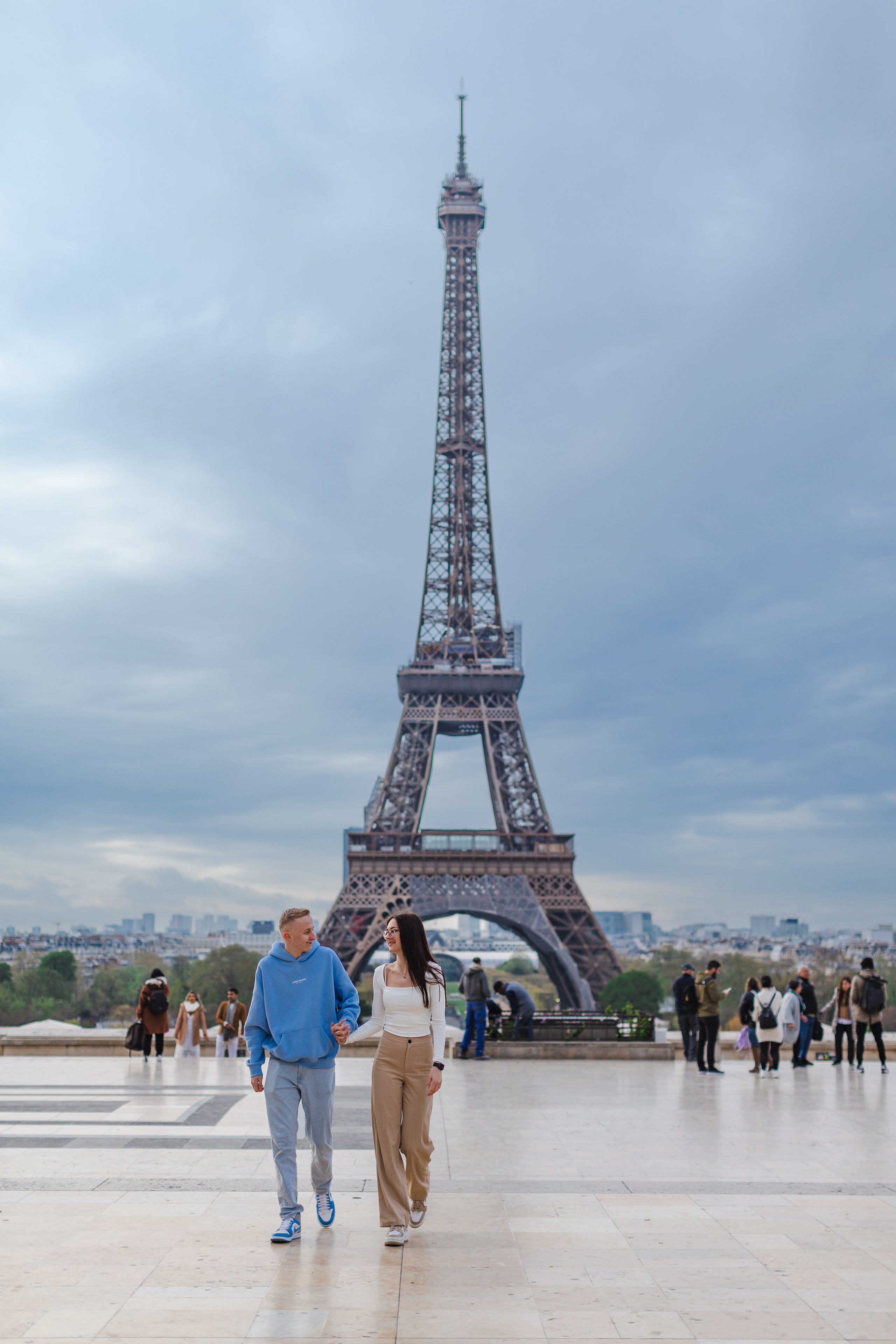 Love Story Photoshoot Amidst Blooming Sakura. Photographe à Paris