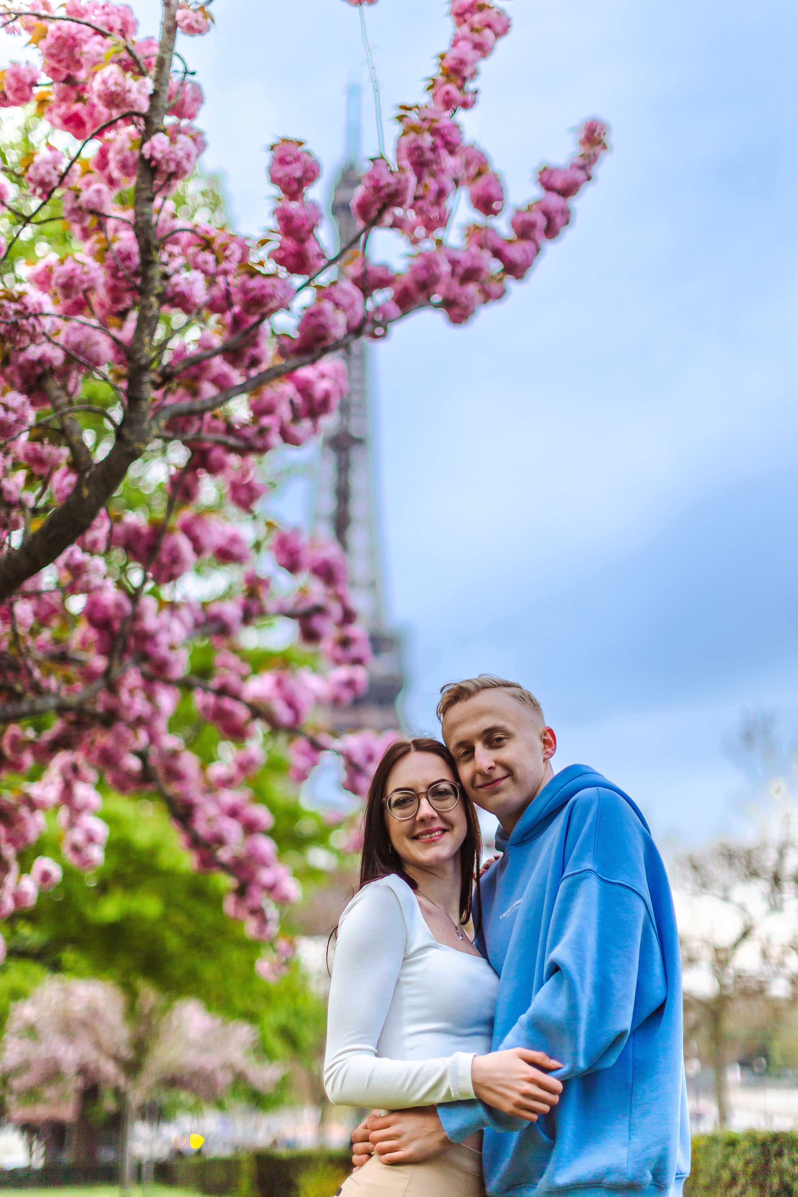 Love Story Photoshoot Amidst Blooming Sakura. Photographe à Paris