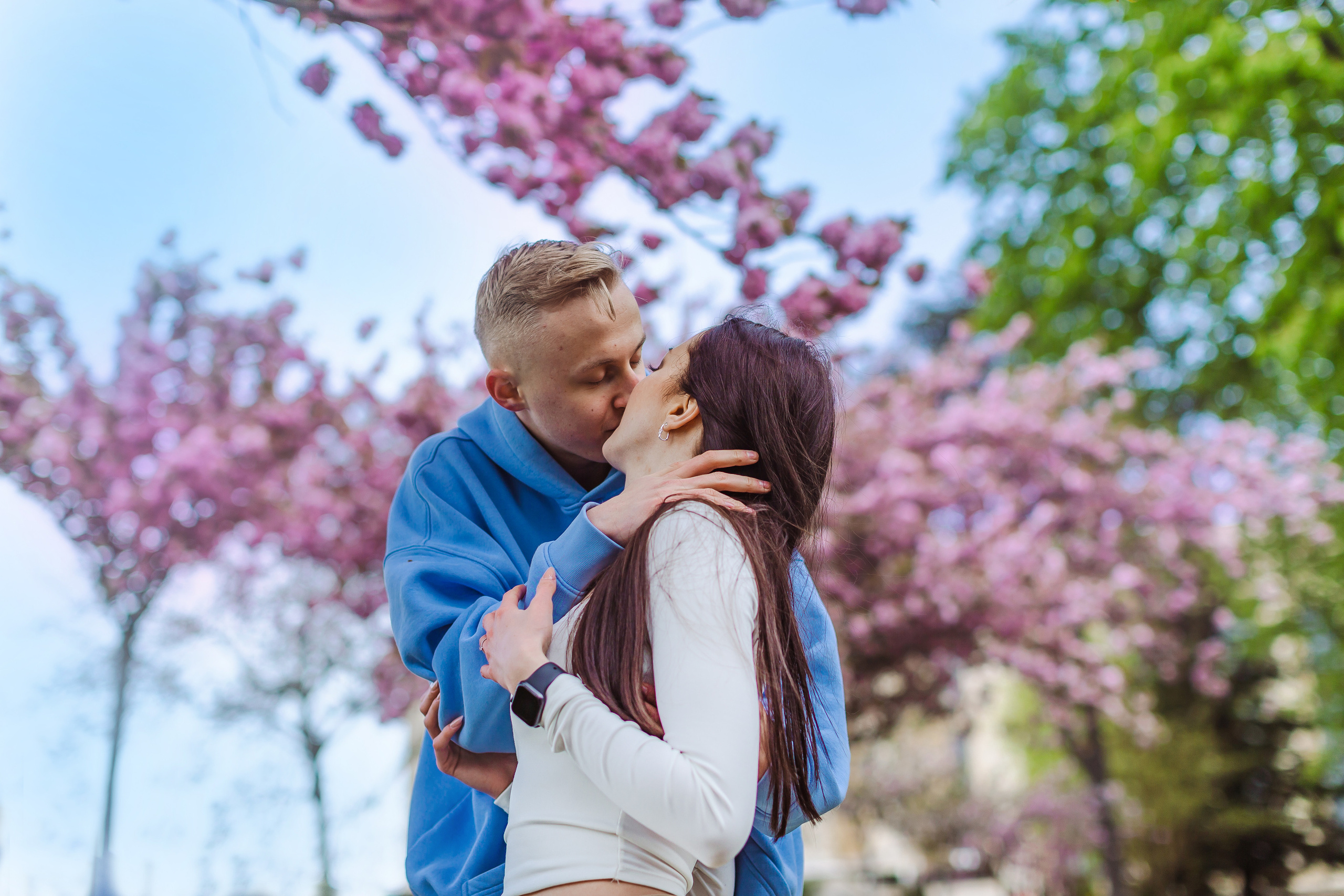 Love Story Photoshoot Amidst Blooming Sakura. Photographe à Paris