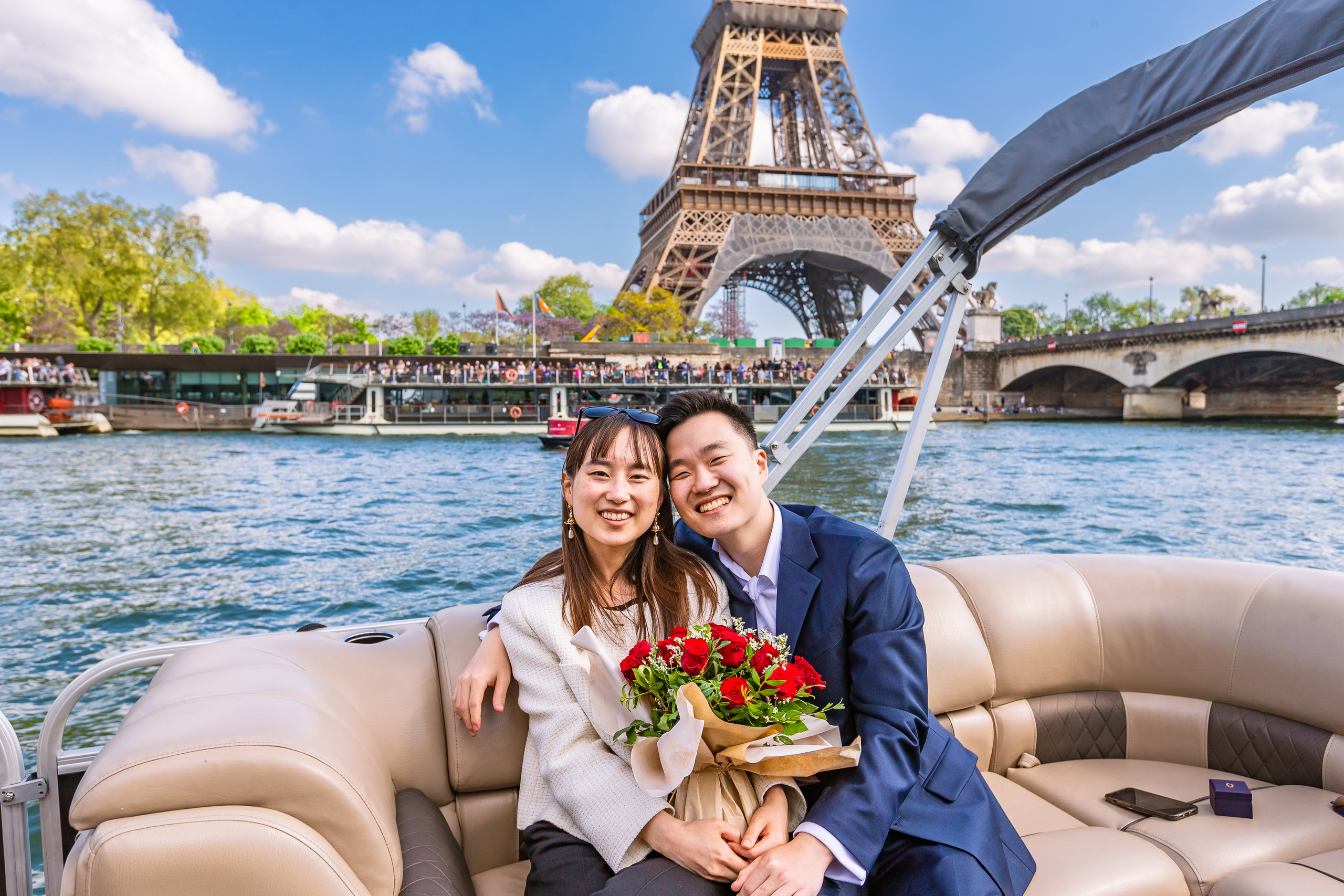 A Surprise Proposal on a Seine River Boat. Photographe à Paris