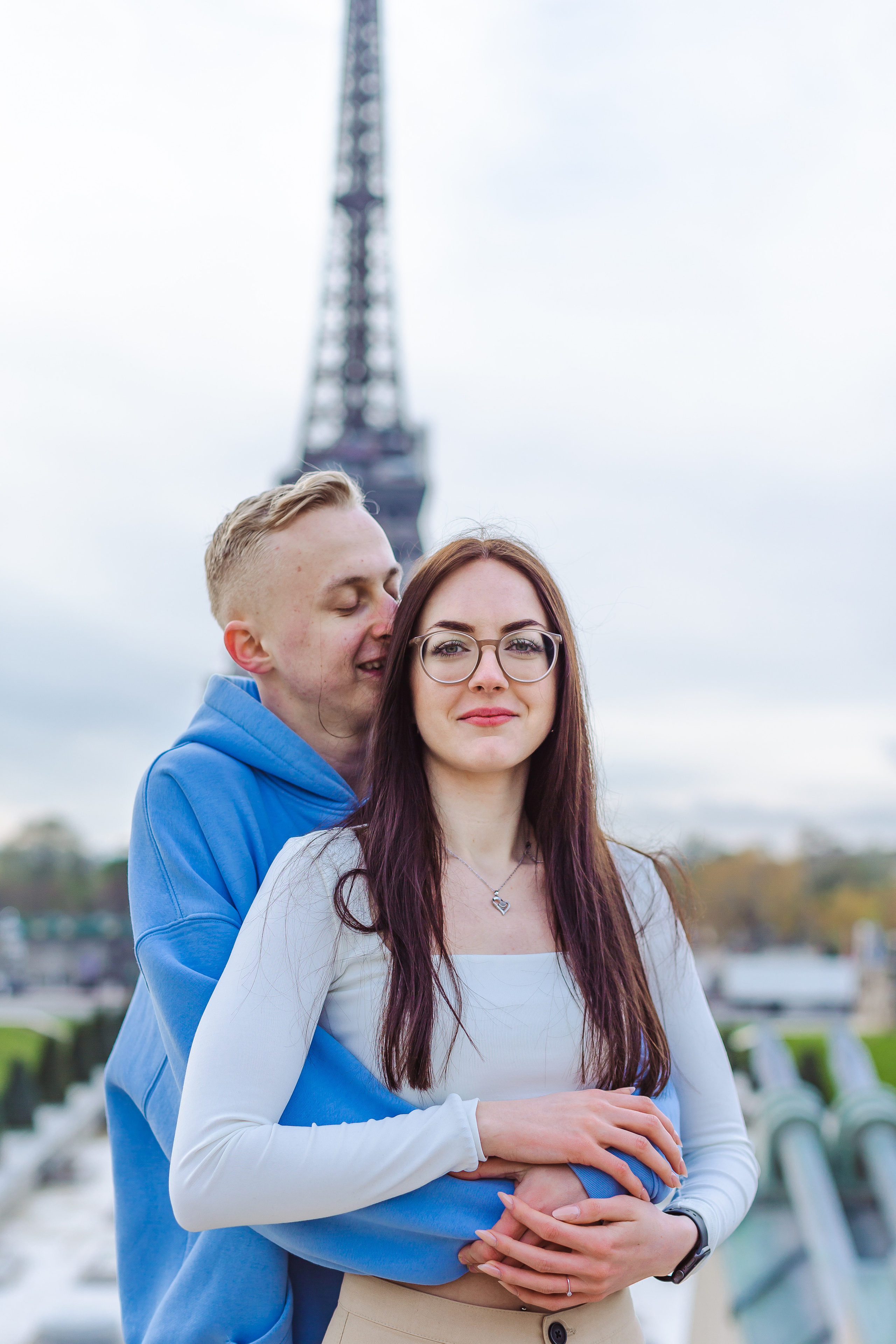 Love Story Photoshoot Amidst Blooming Sakura. Photographe à Paris