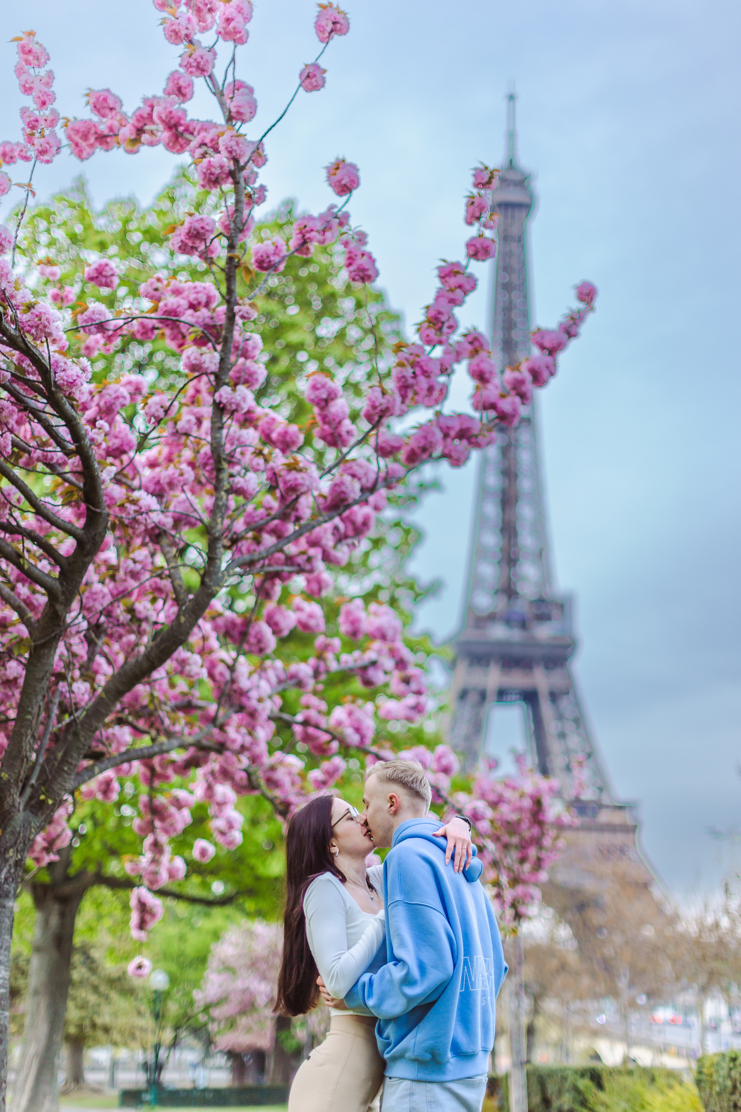 Love Story Photoshoot Amidst Blooming Sakura. Photographe à Paris