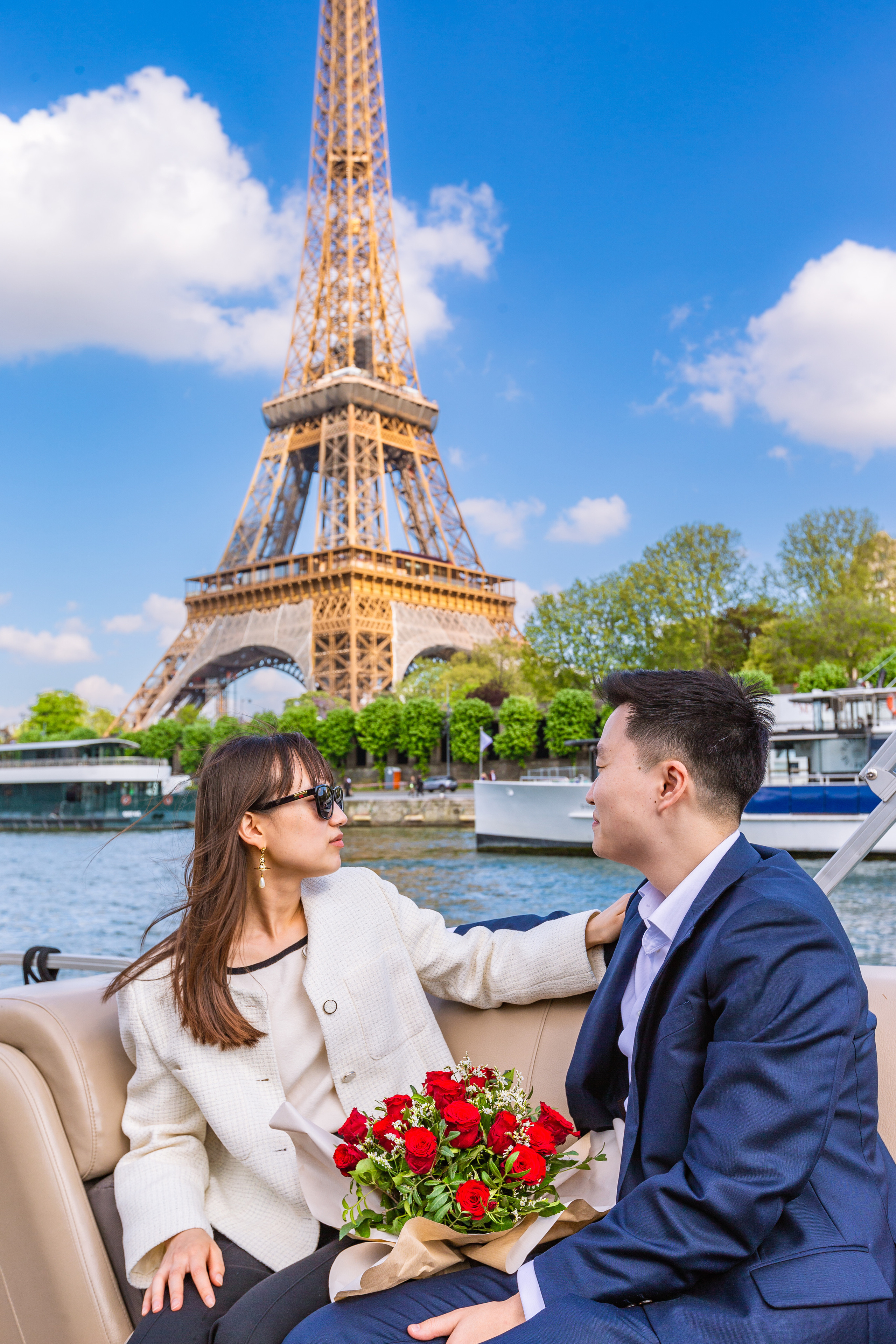 A Surprise Proposal on a Seine River Boat. Photographe à Paris
