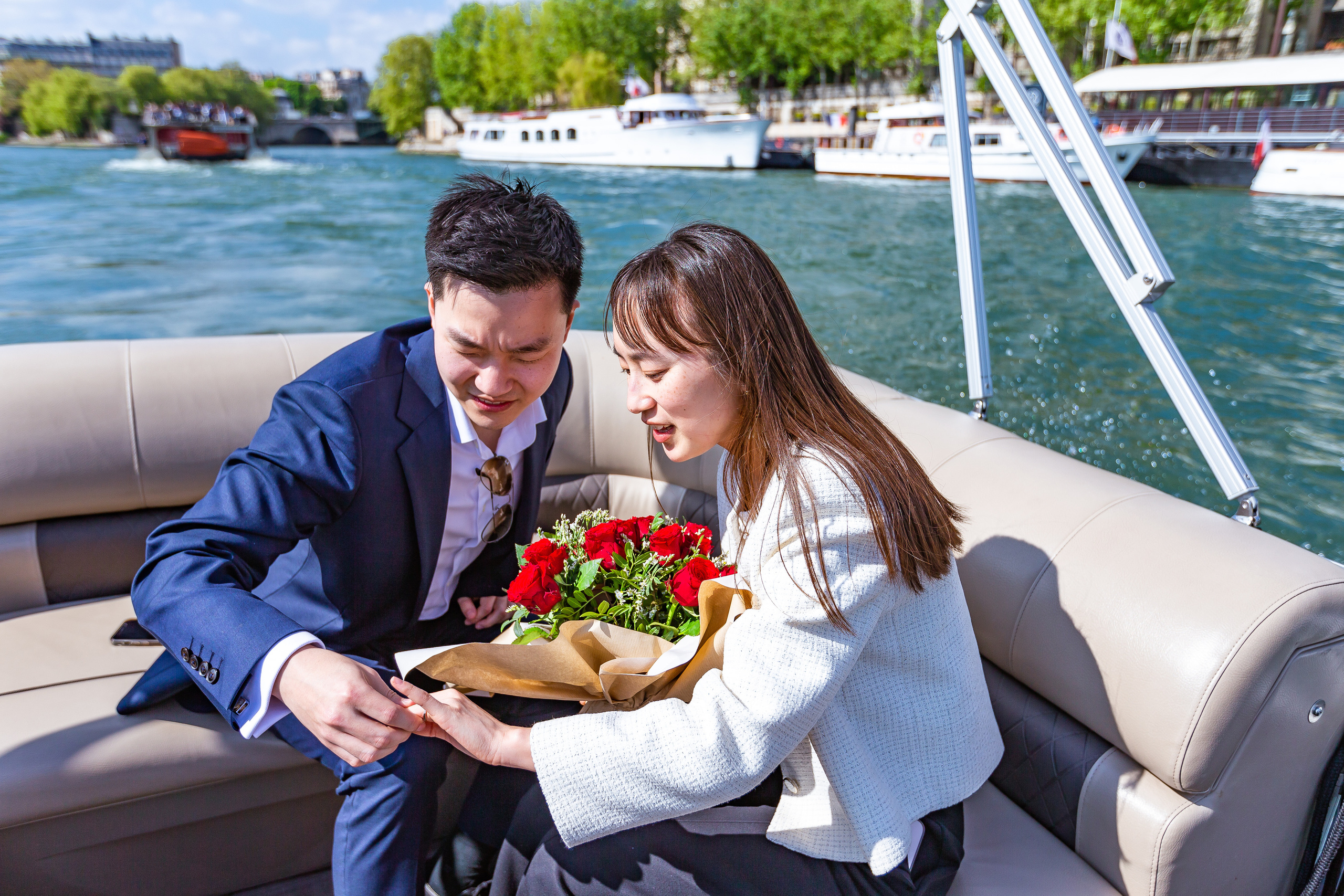 A Surprise Proposal on a Seine River Boat. Photographe à Paris