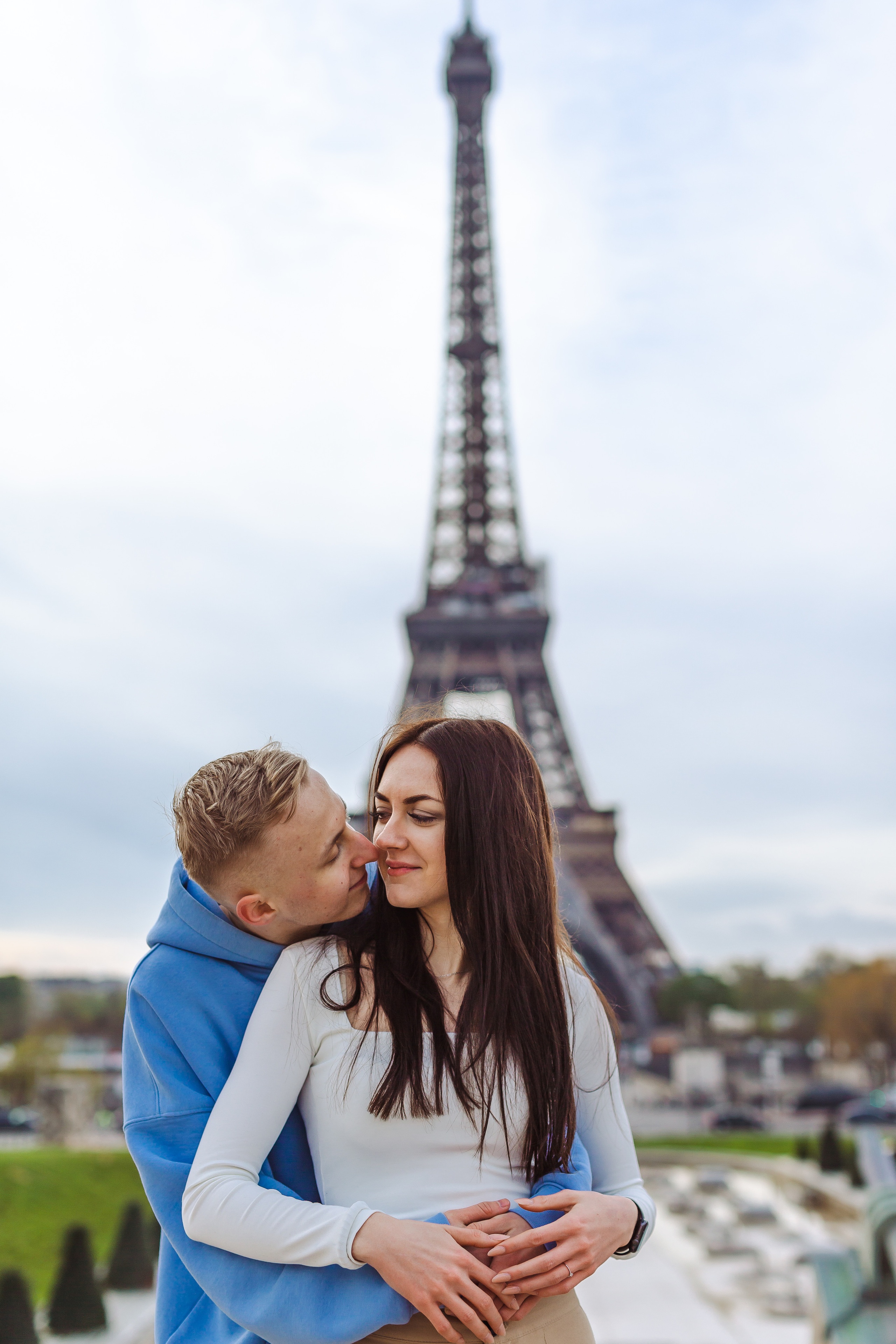 Love Story Photoshoot Amidst Blooming Sakura. Photographe à Paris