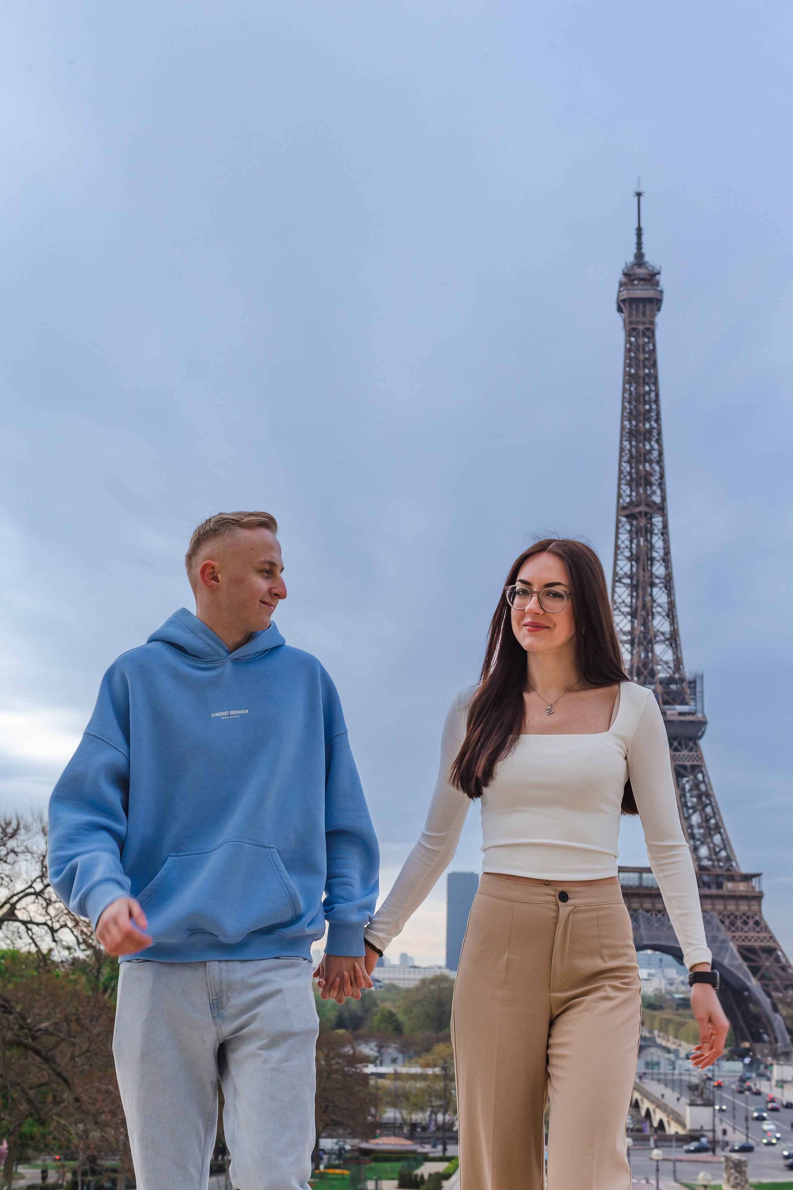 Love Story Photoshoot Amidst Blooming Sakura. Photographe à Paris