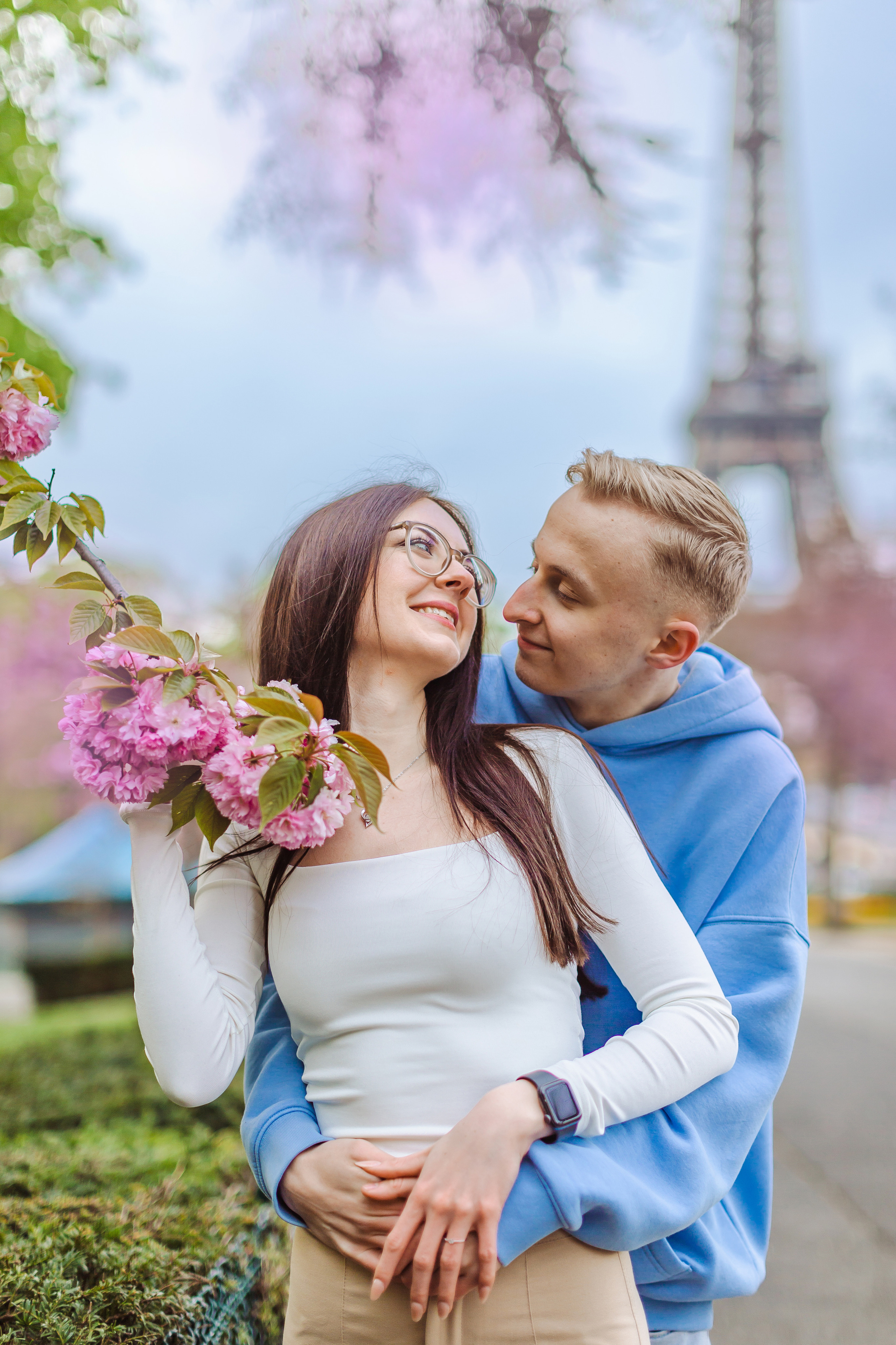 Love Story Photoshoot Amidst Blooming Sakura. Photographe à Paris
