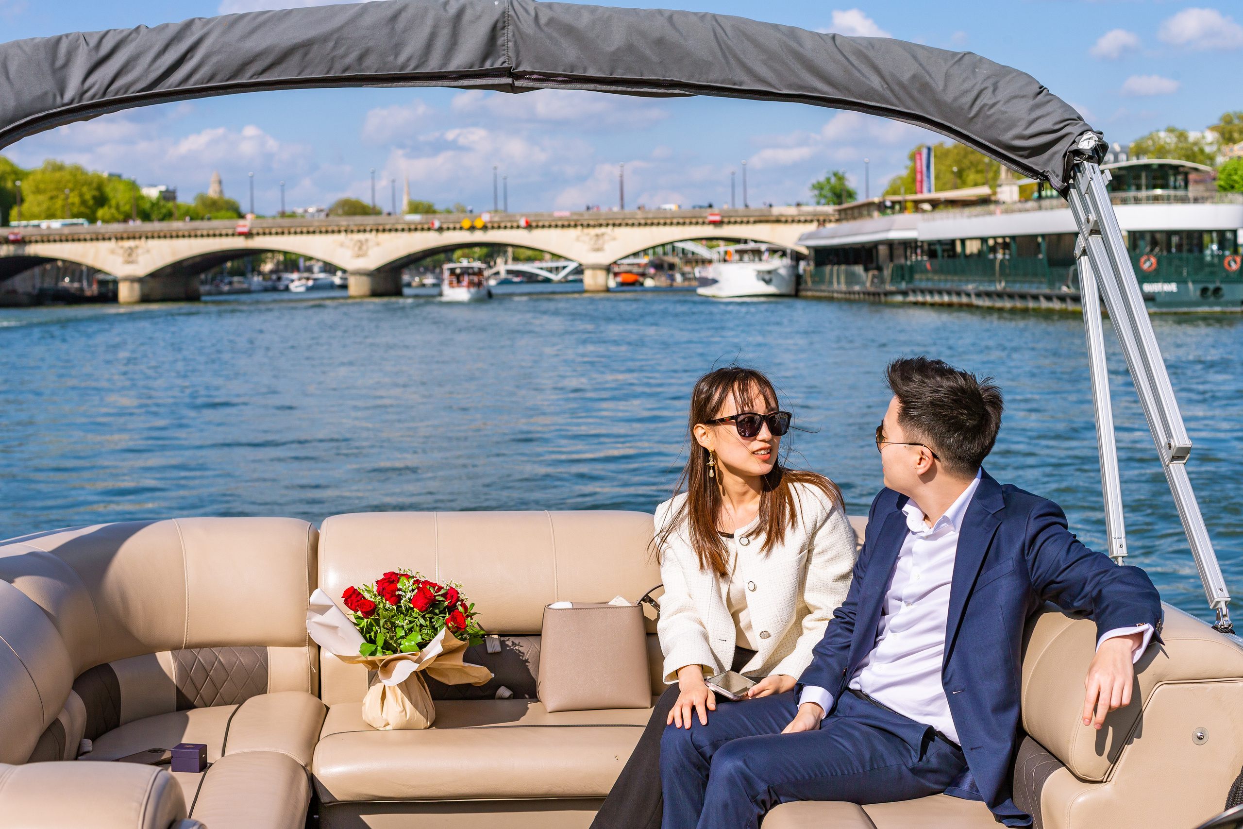 A Surprise Proposal on a Seine River Boat. Photographe à Paris