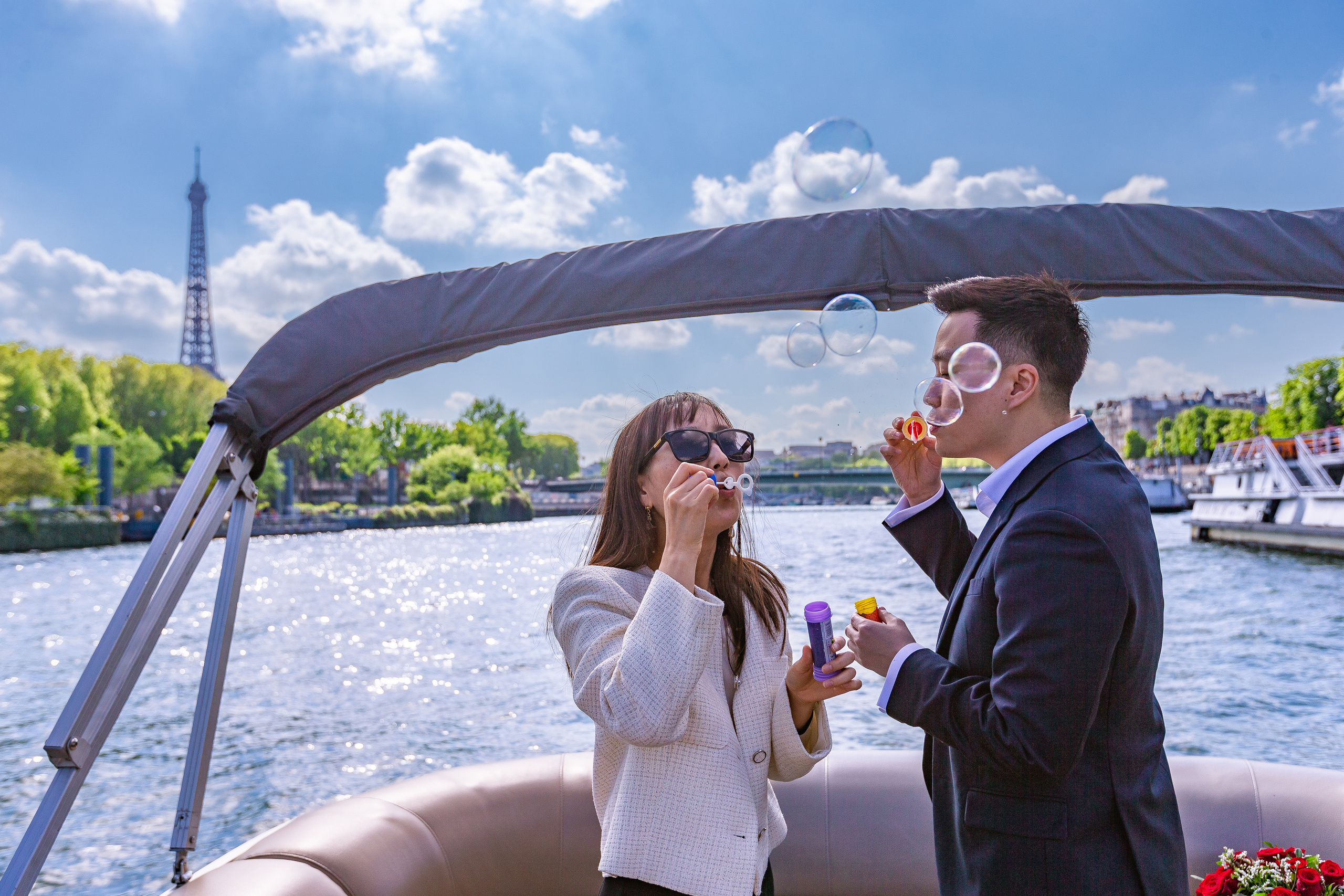 A Surprise Proposal on a Seine River Boat. Photographe à Paris