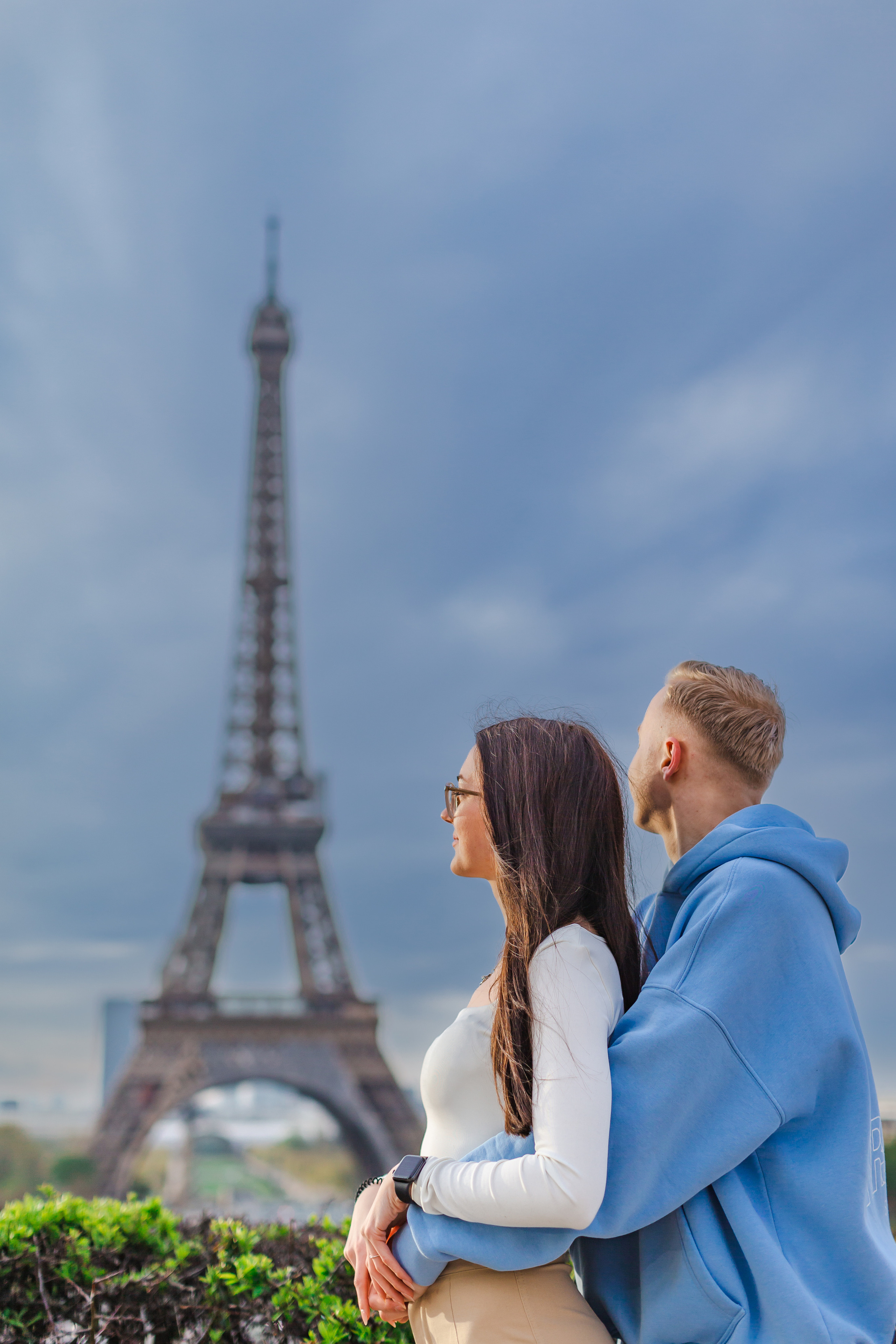Love Story Photoshoot Amidst Blooming Sakura. Photographe à Paris