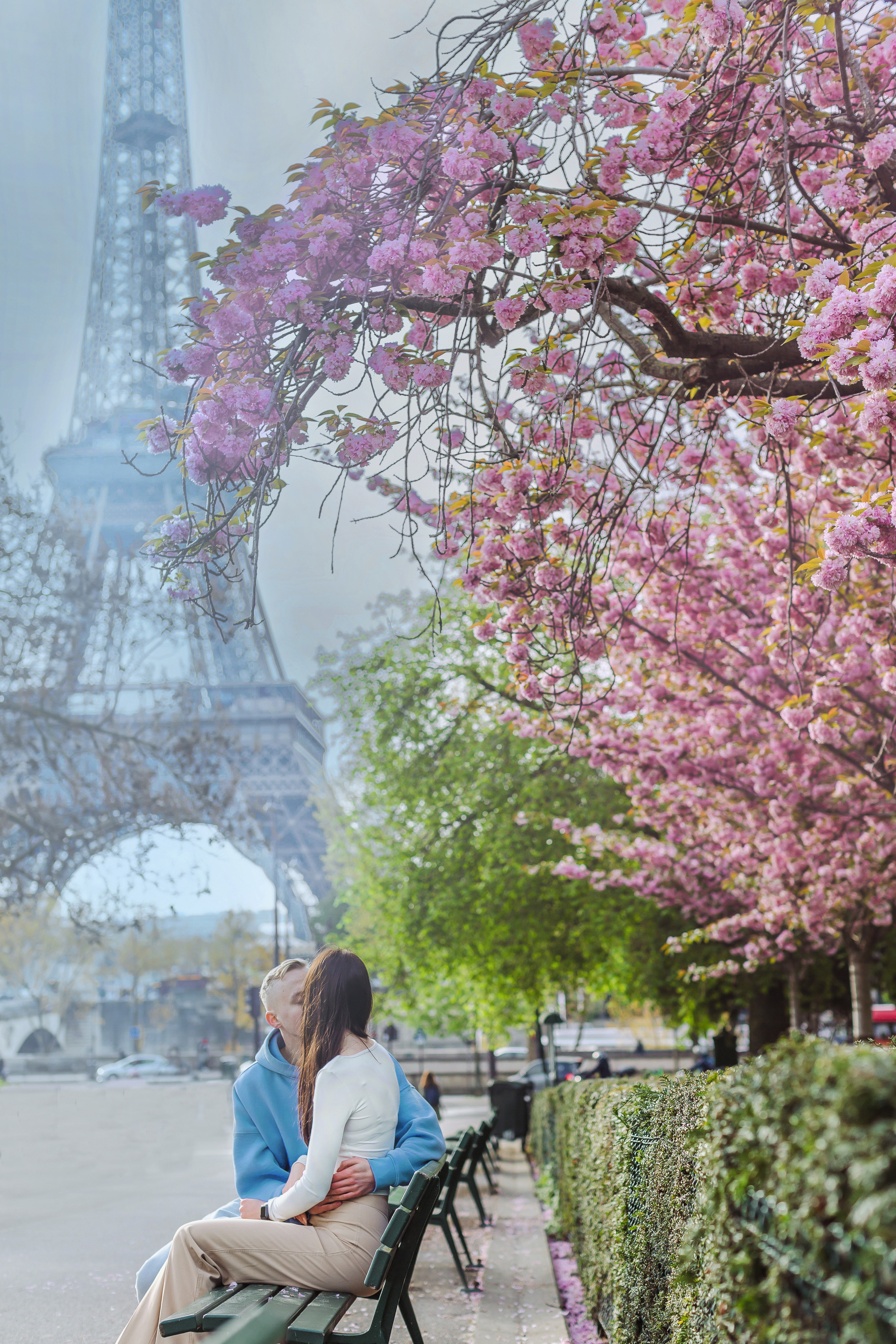 Love Story Photoshoot Amidst Blooming Sakura. Photographe à Paris