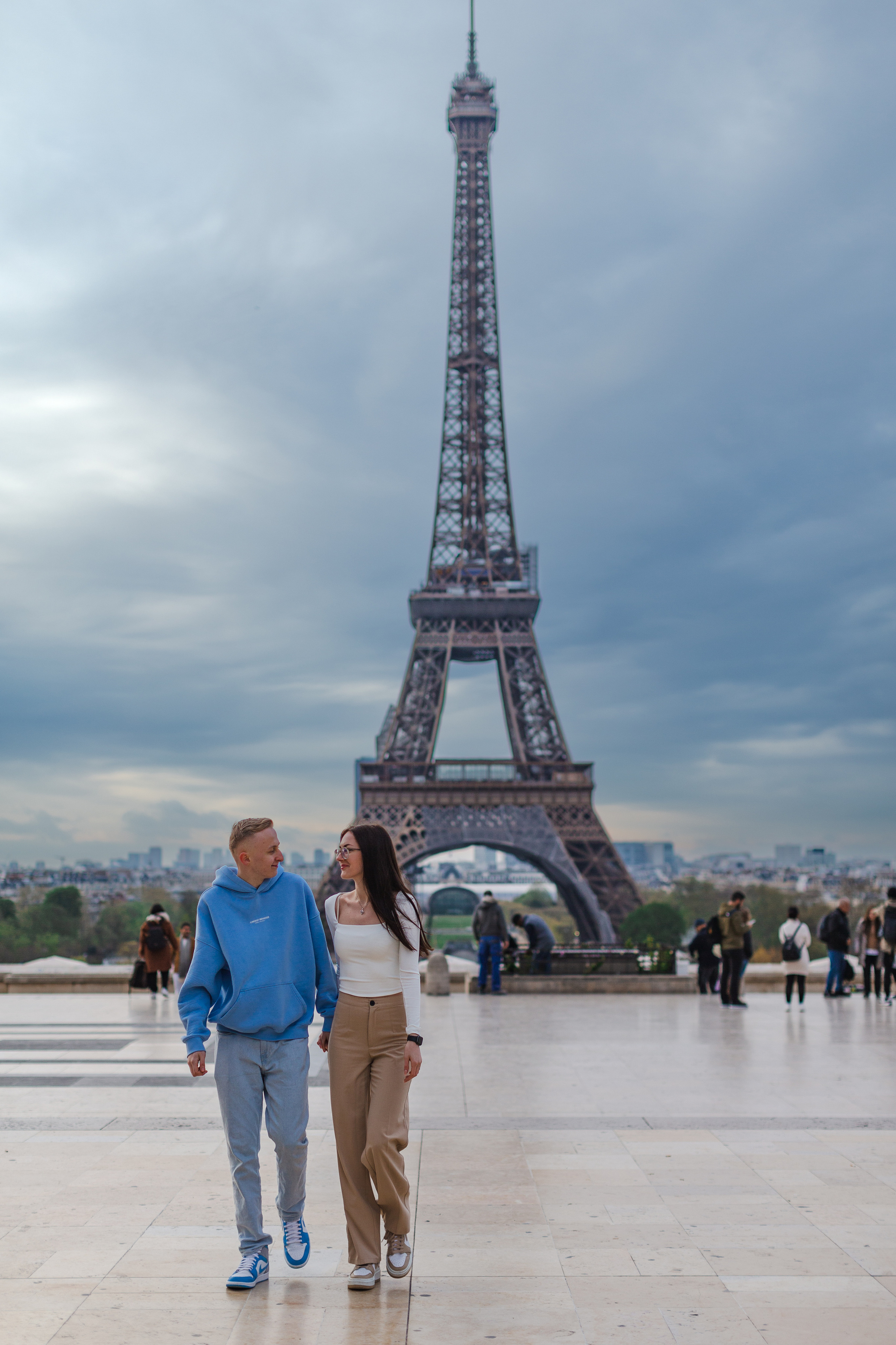 Love Story Photoshoot Amidst Blooming Sakura. Photographe à Paris