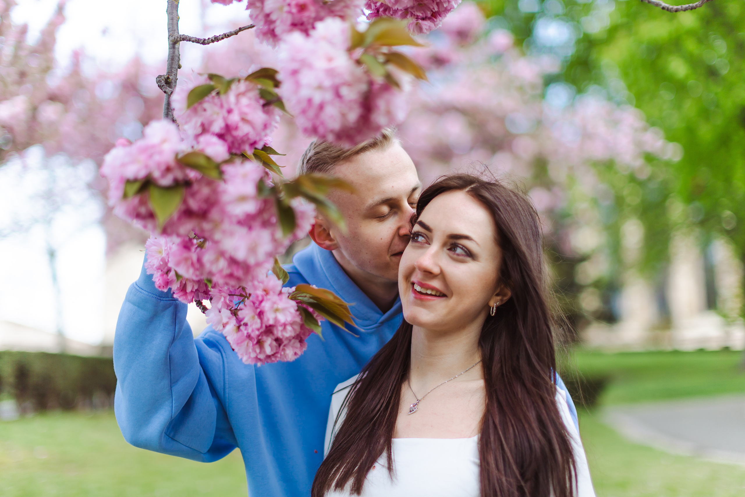 Love Story Photoshoot Amidst Blooming Sakura. Photographe à Paris