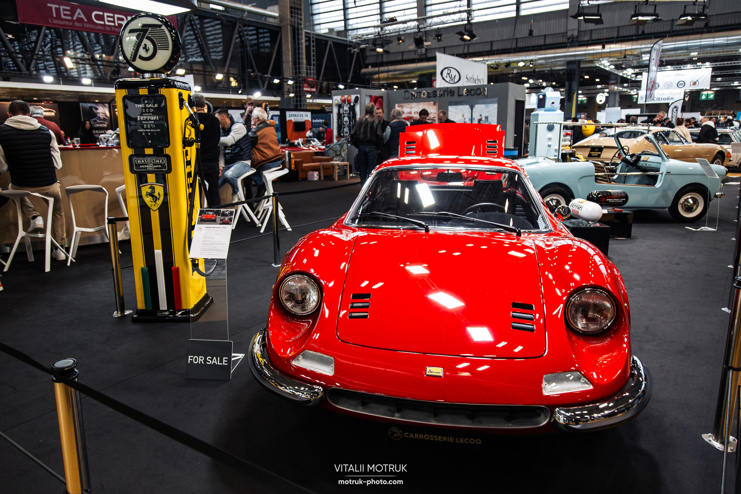 Retromobile 2023. Photographe de voitures à Paris — Vitalii Motruk