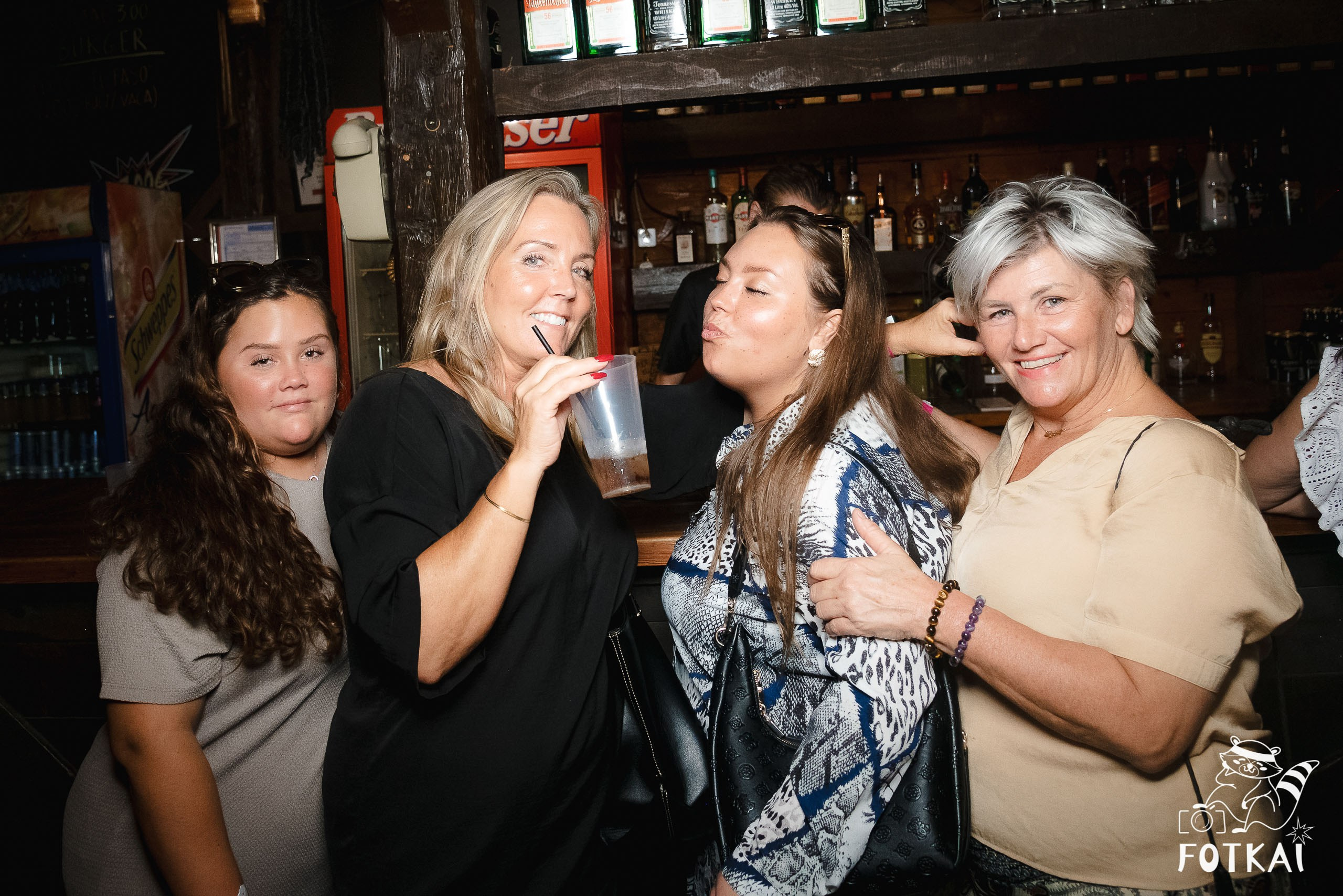 Fiesta Víspera de Festivo en El Paso Rock Bar – Hip Hop Old School | Reportaje fotográfico 08.10.2025 | FOTKAI