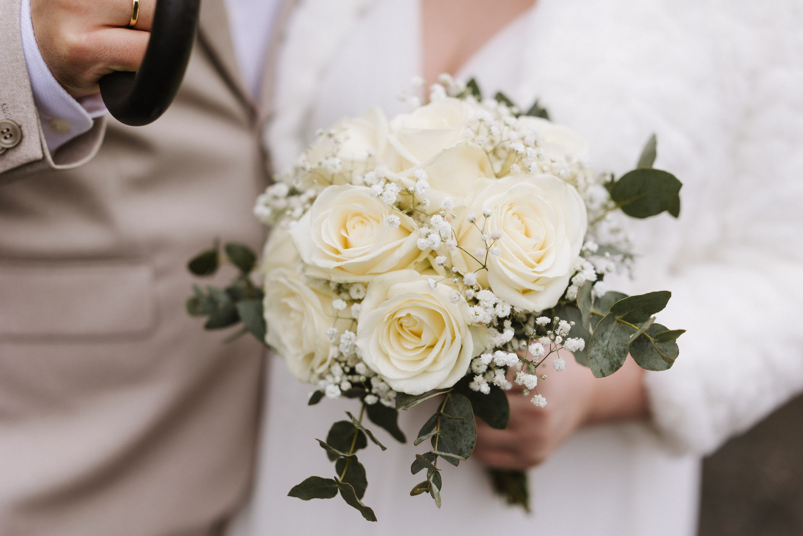 Klassischer weißer Brautstrauß mit Rosen und Lilien