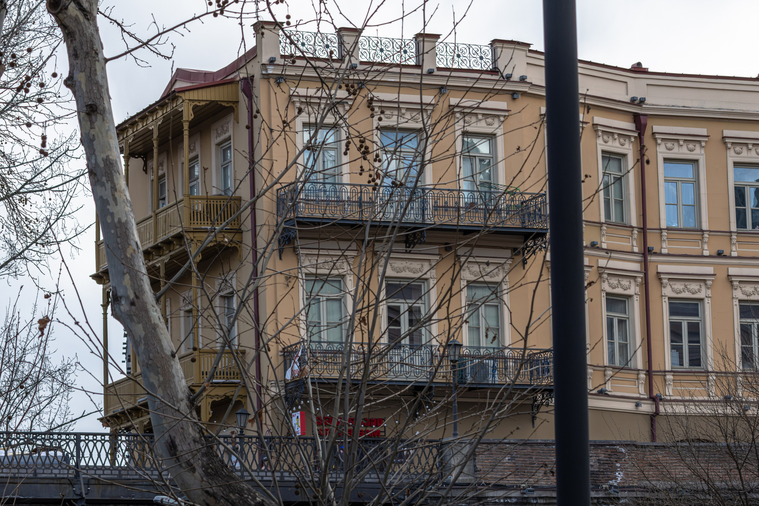 ფრთა ბუმბულისა და ფრთა რკინისა. FramefreeMan