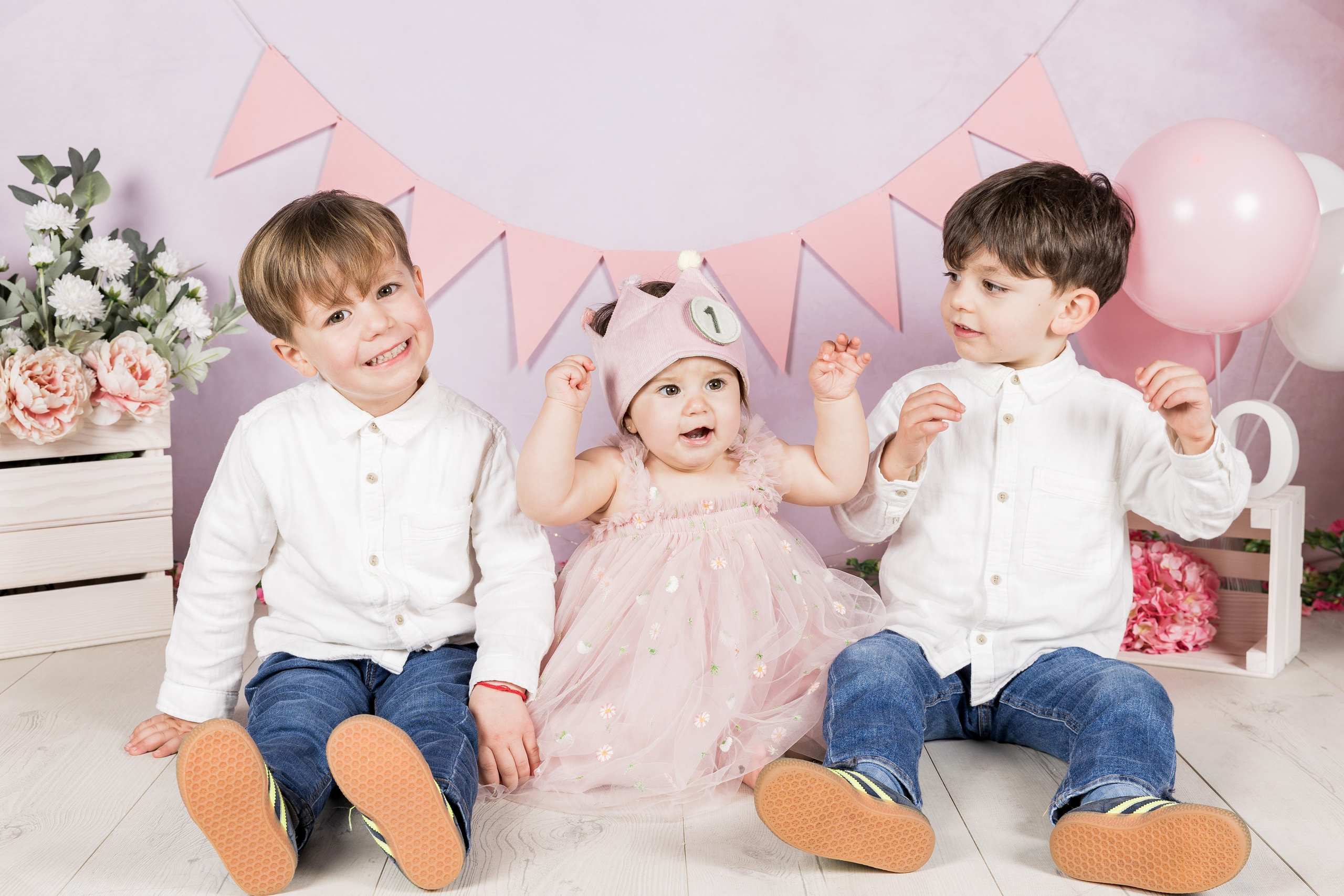 Sesión de fotos 1 año con familia y tarta | Rainbox. Rainbox Estudio de Fotografía