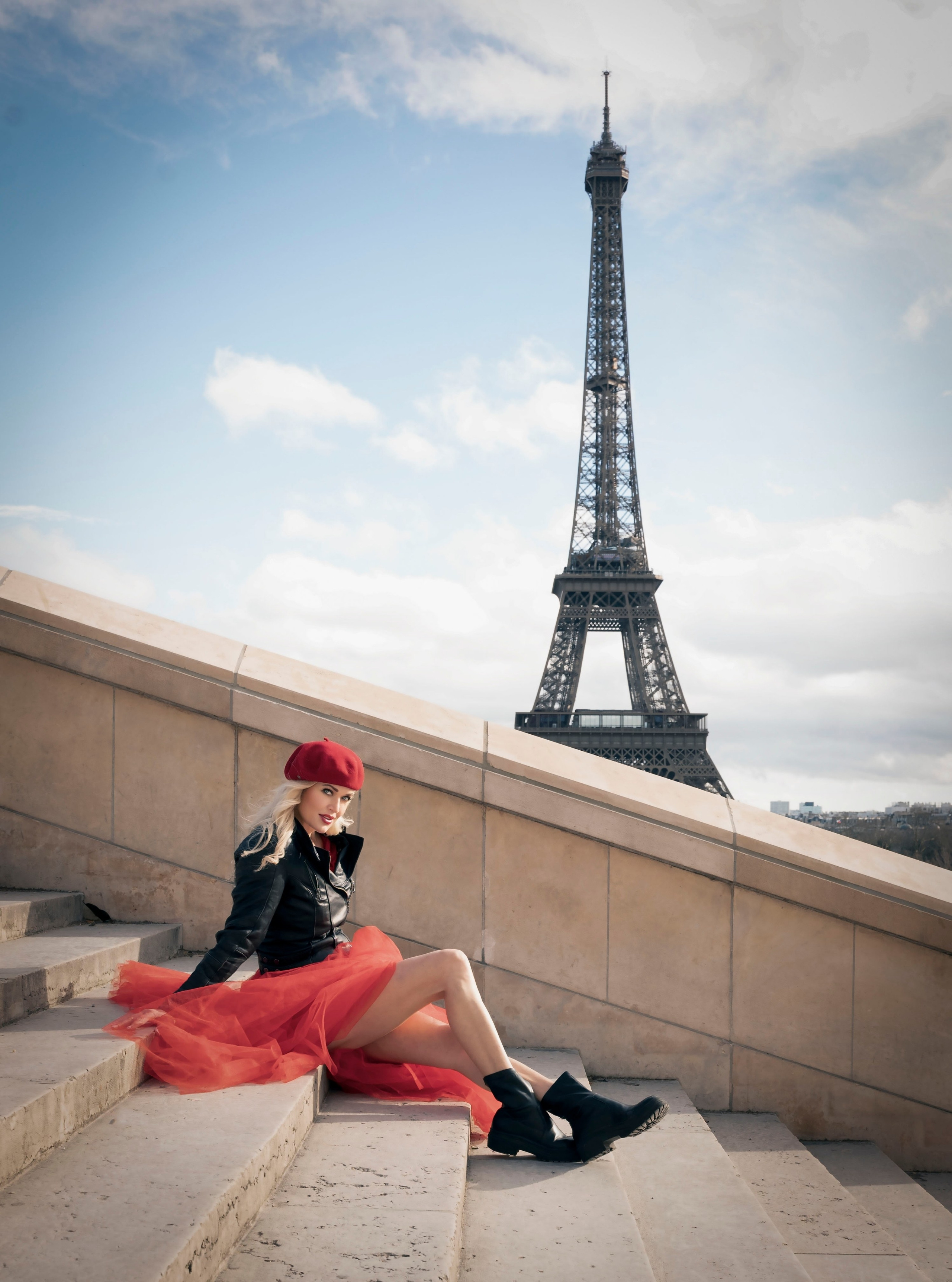 Street photoshoot in Paris. Alina Tagzieva- a photograper in Paris
