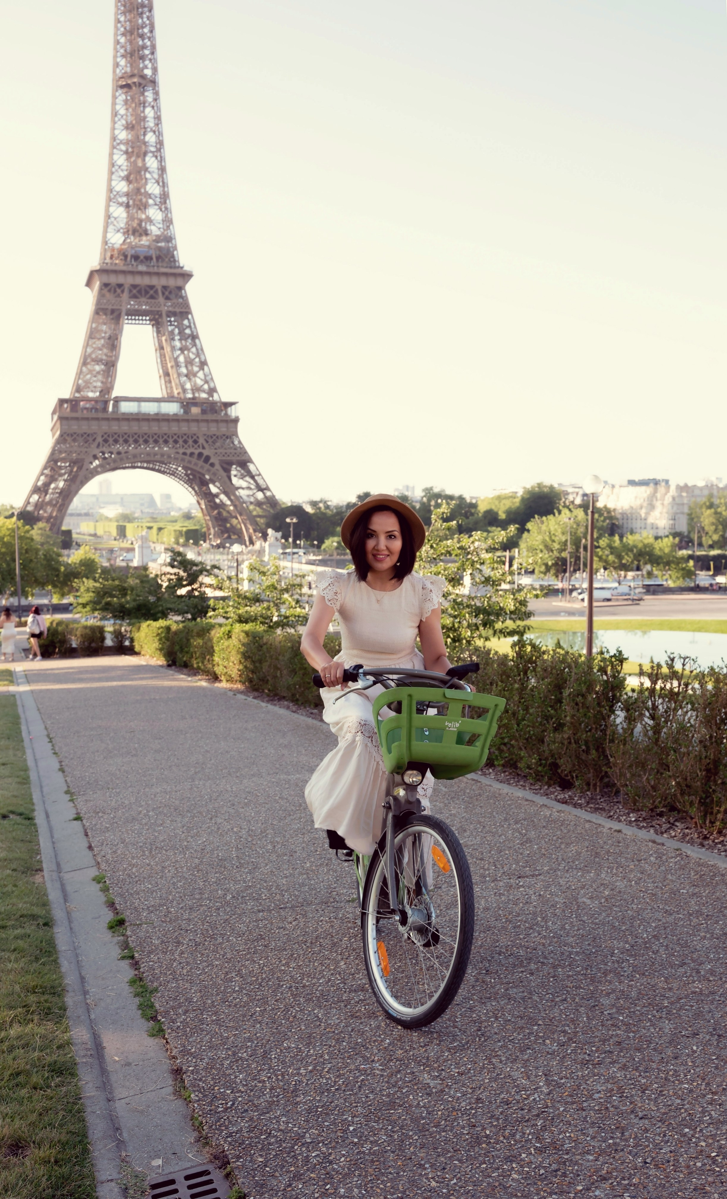 Street photoshoot in Paris. Alina Tagzieva- a photograper in Paris