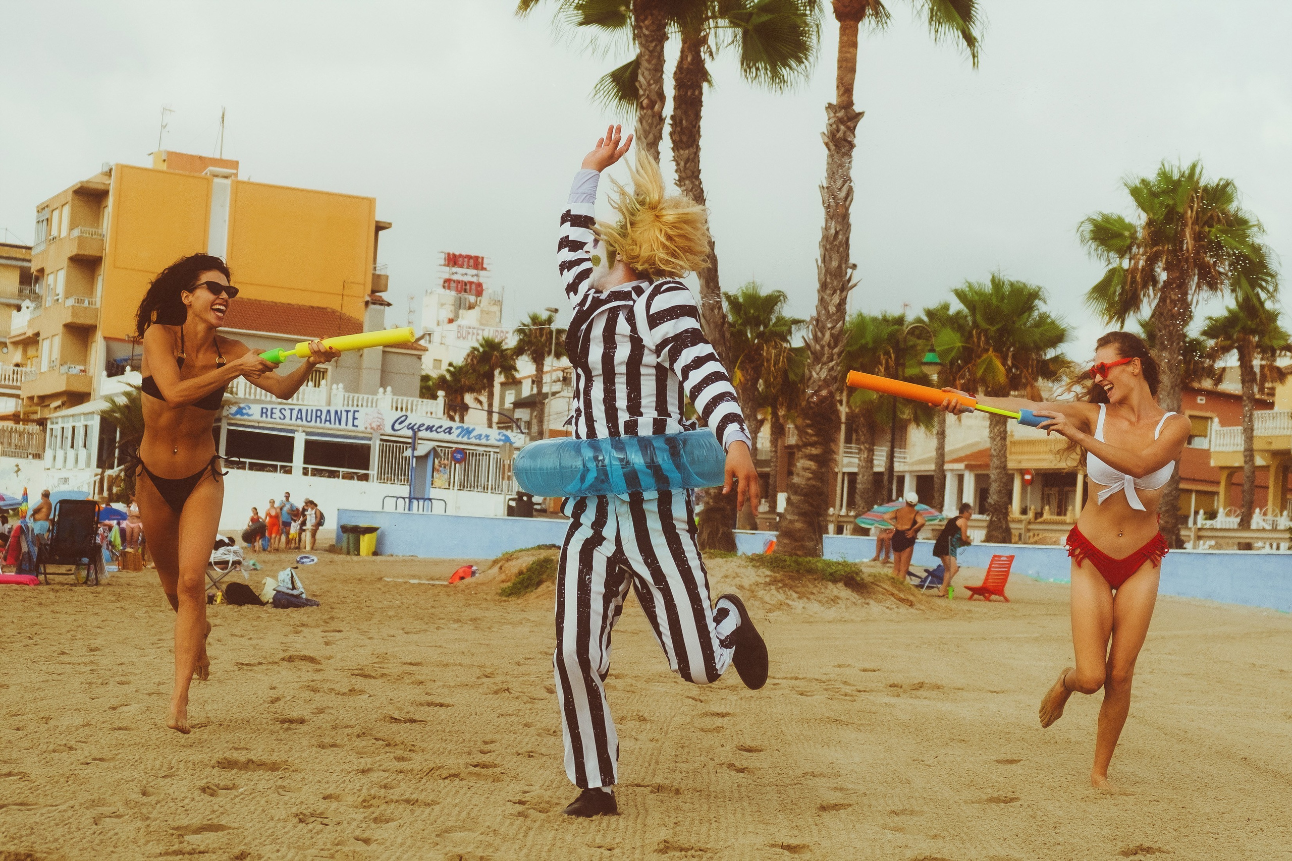 Beetlejuice на море: Экспериментальная фотосессия с цирковыми артистами