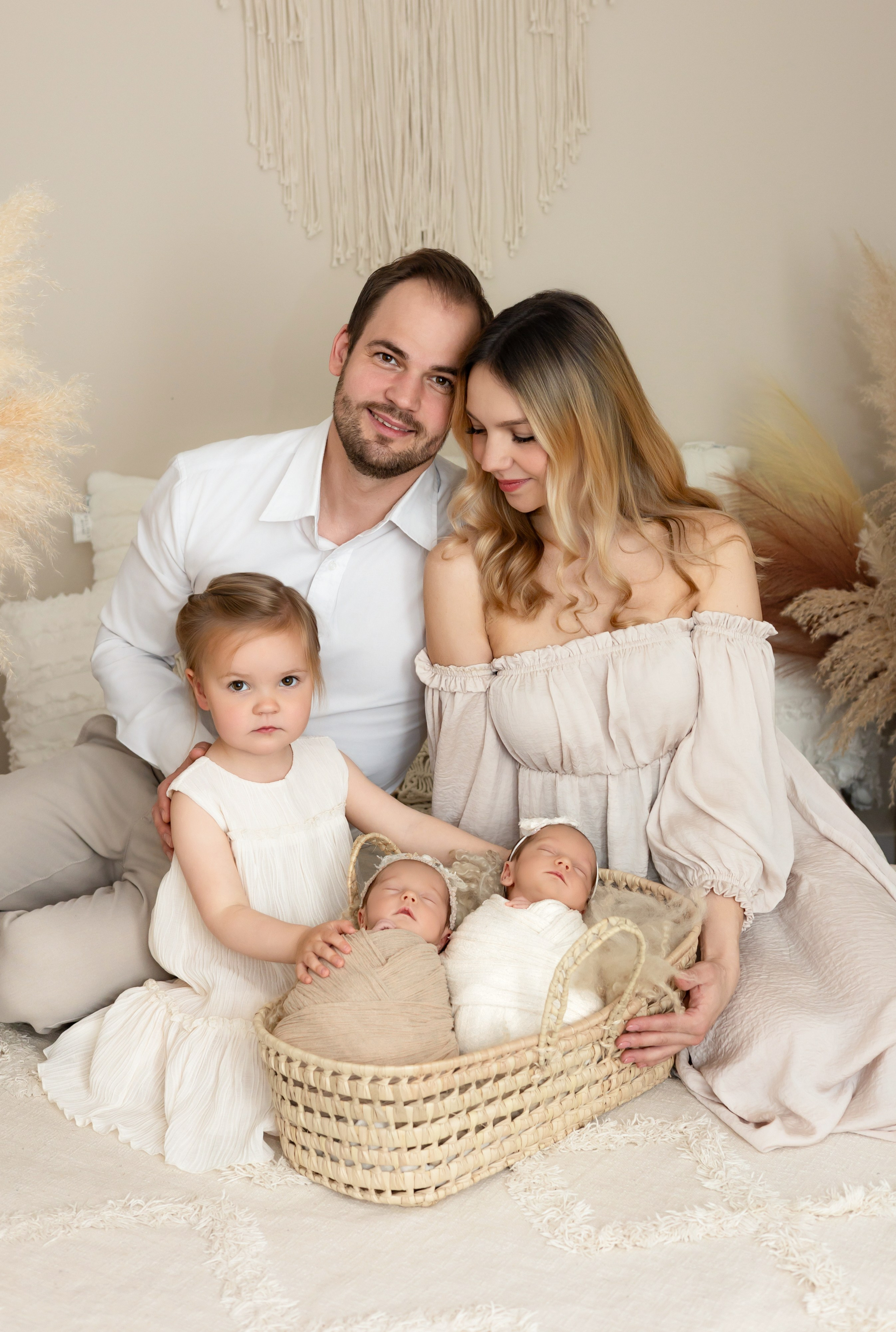 Zwillingsfotoshooting in Schwerte – liebevolle Posen mit Eltern im Fotostudio Hagen