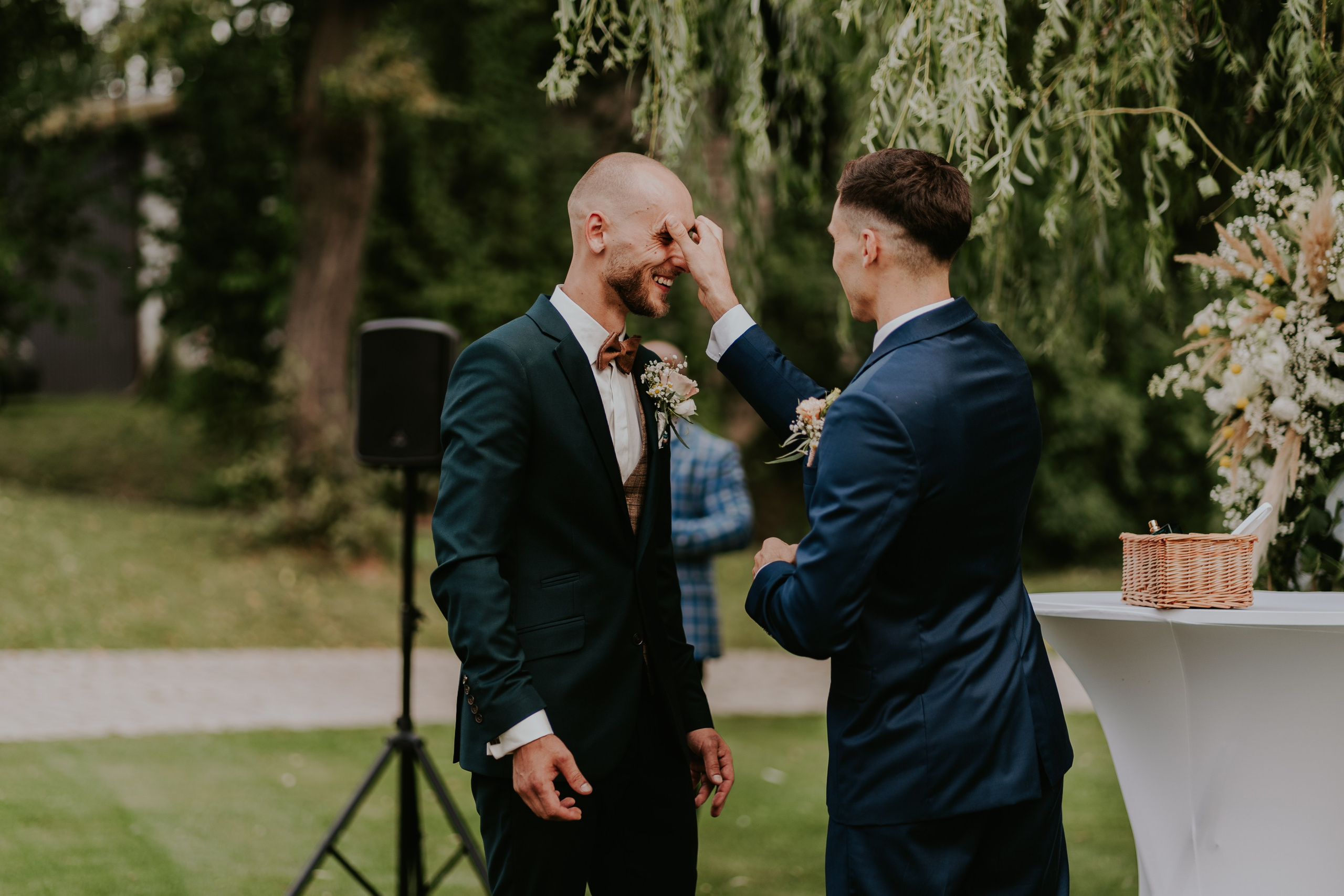 Dwór Wierzbno: plenerowy ślub pod wierzbą. Karkowskafoto - fotografia miłości