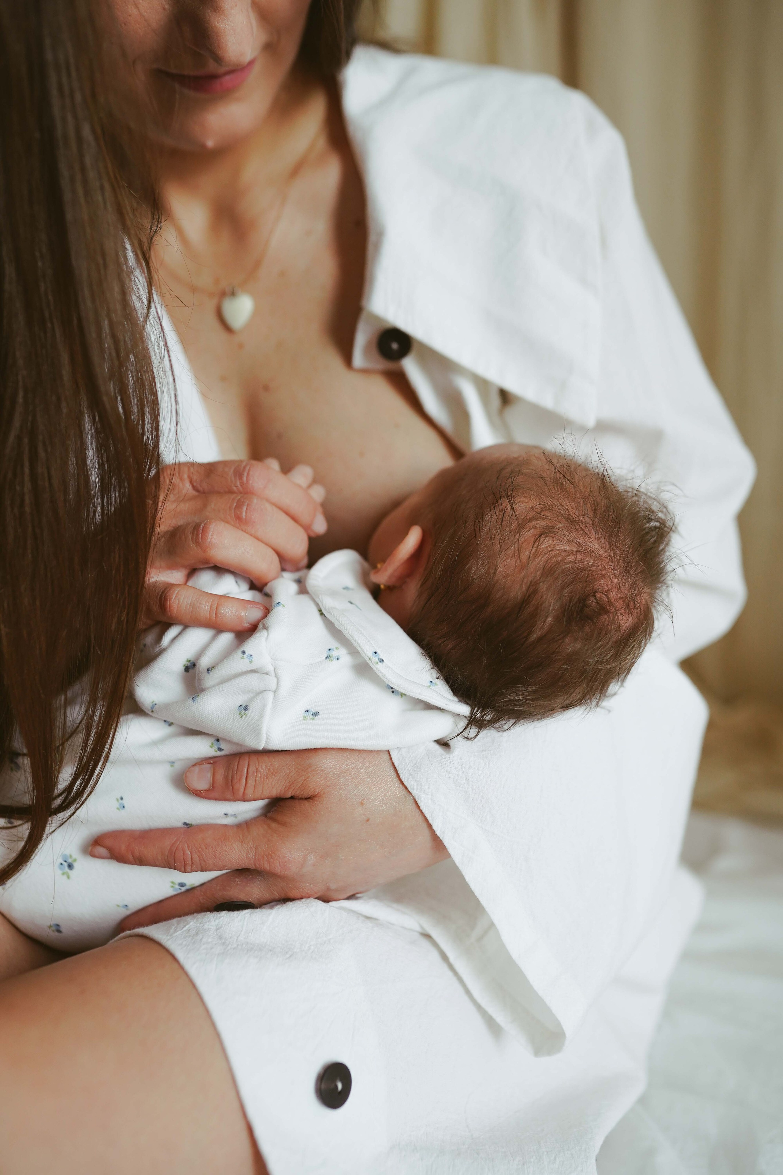 Inspira sesiune foto nou-nascut. Madalina Beda- Artist vizual, fotograf, doula la nastere, consultant babywearing Brasov si in toata tara