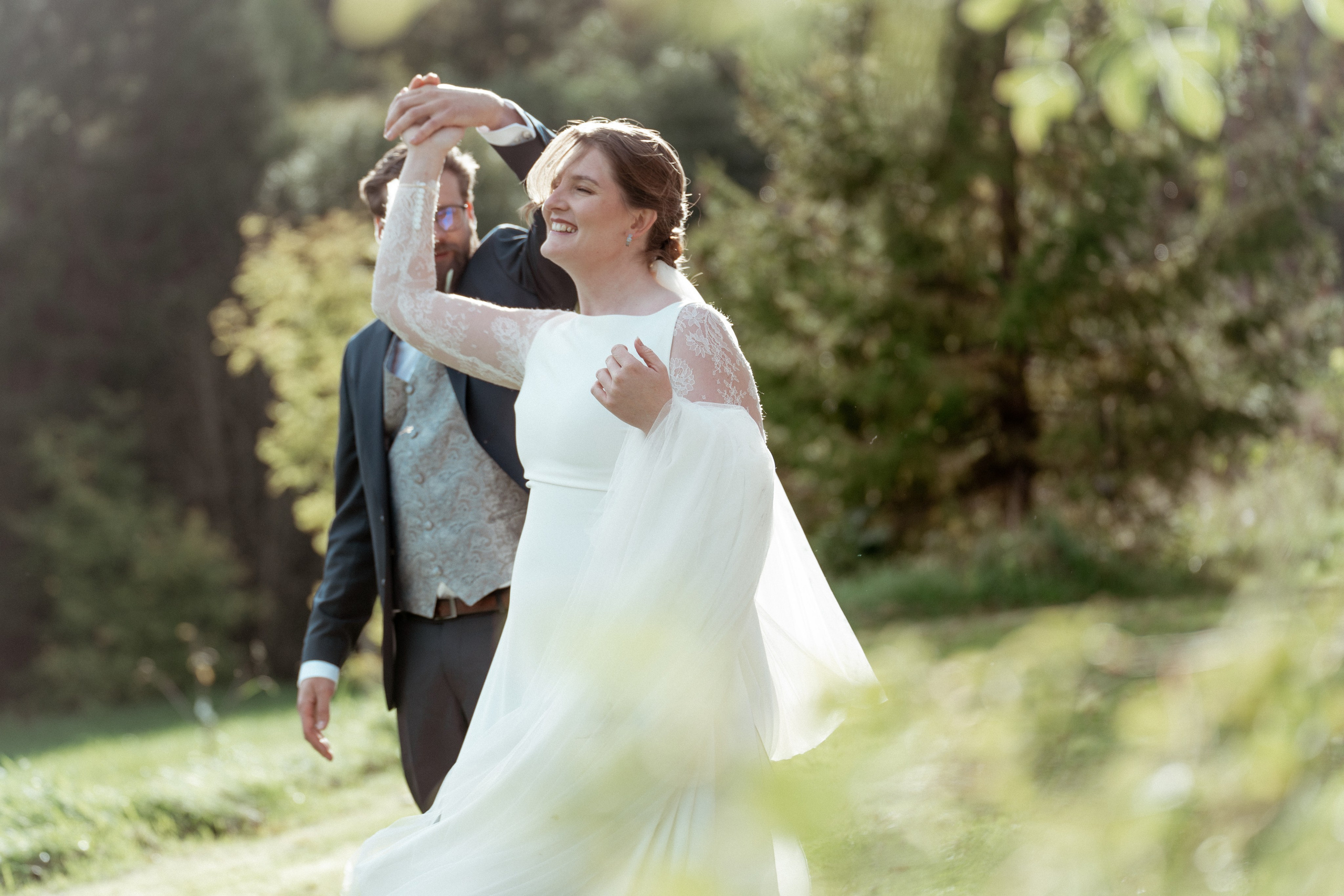 Det vakre brudeparet danser og ser på hverandre og ser på hverandre en sensommerdag