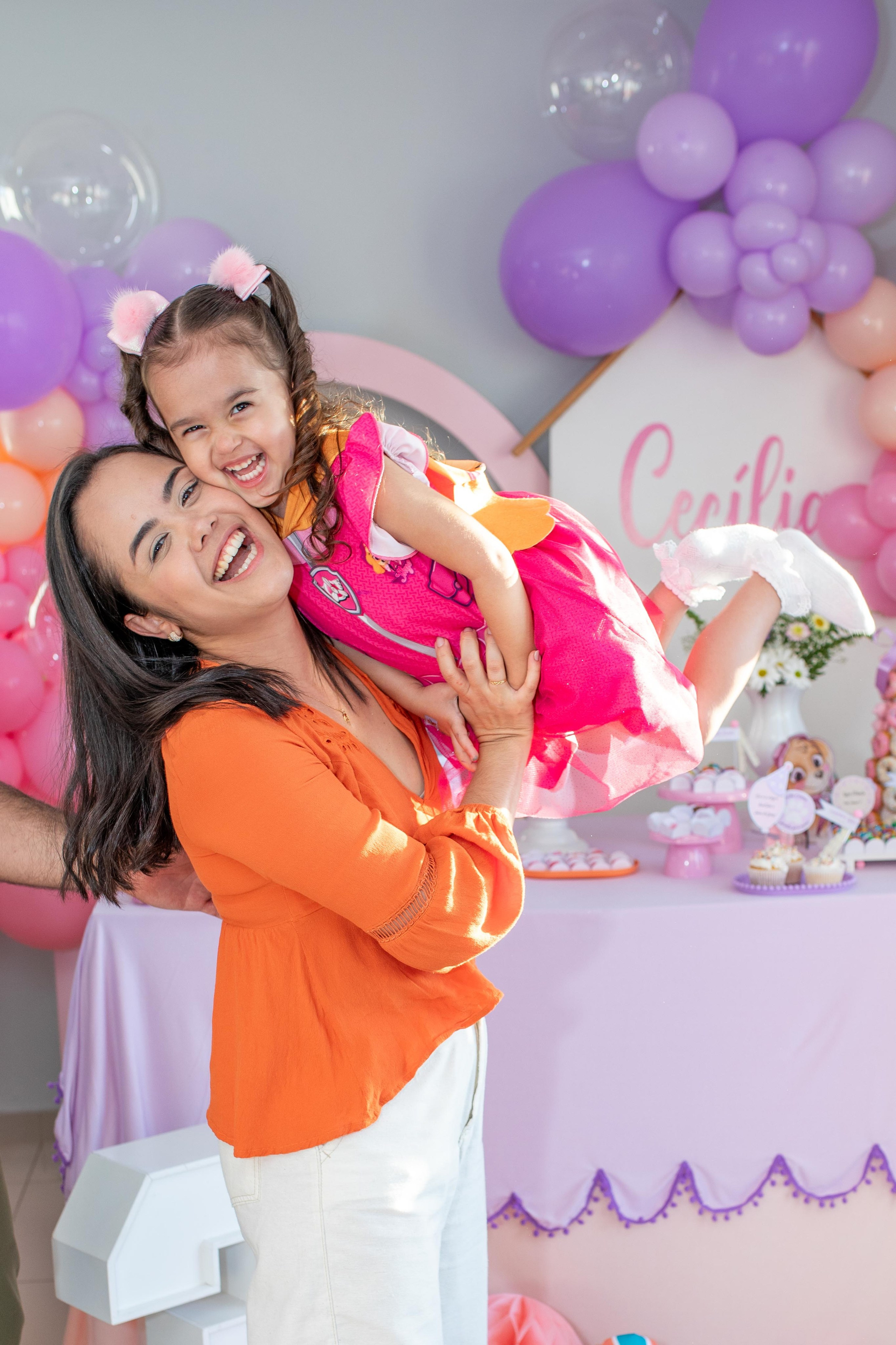 Registro afetuoso de mãe e filha em festa infantil em Joinville - Cobertura por Lenofotografia
