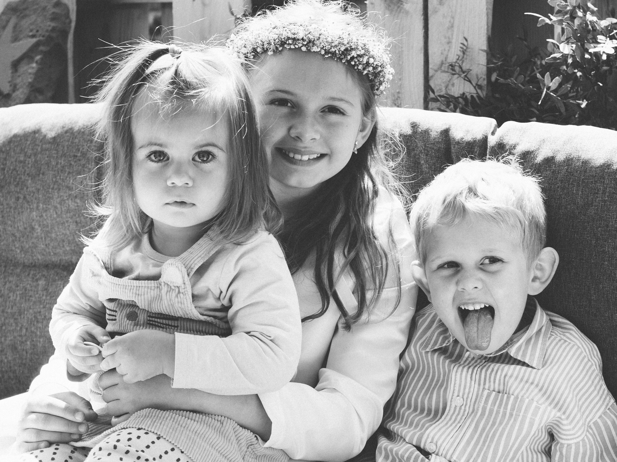 Fotoshooting Kommunion. Nach der Kommunion-Zeremonie, Kinder genießen die fröhliche Feier zu Hause im Kreis der Familie